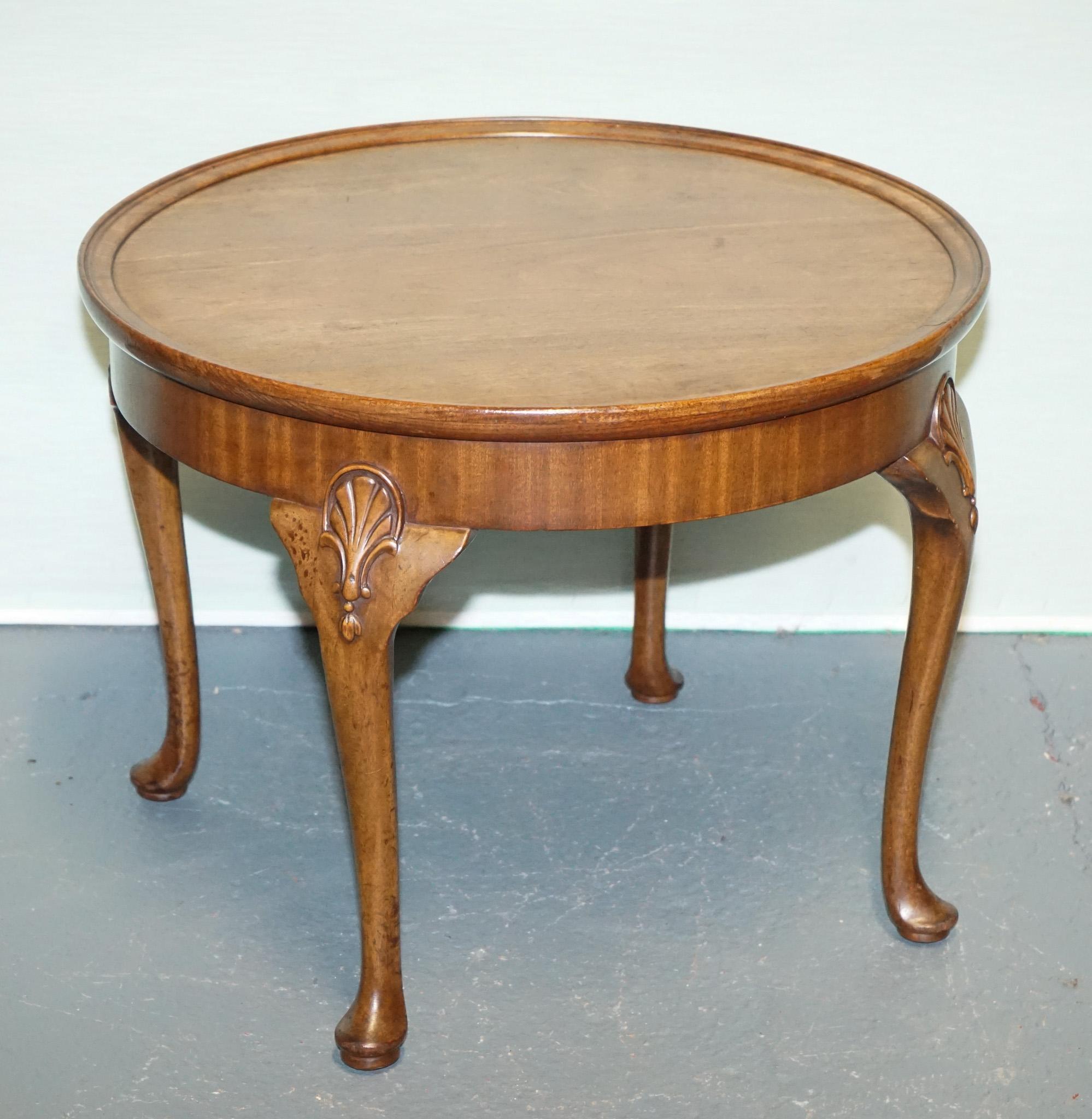 
Antigüedades de Londres



Esta elegante mesa auxiliar vintage de caoba de Waring & Gillow (1952) Ltd muestra el encanto intemporal del estilo Queen Anne. Fabricada en la histórica fábrica de Lancaster, la pieza presenta una parte superior redonda
