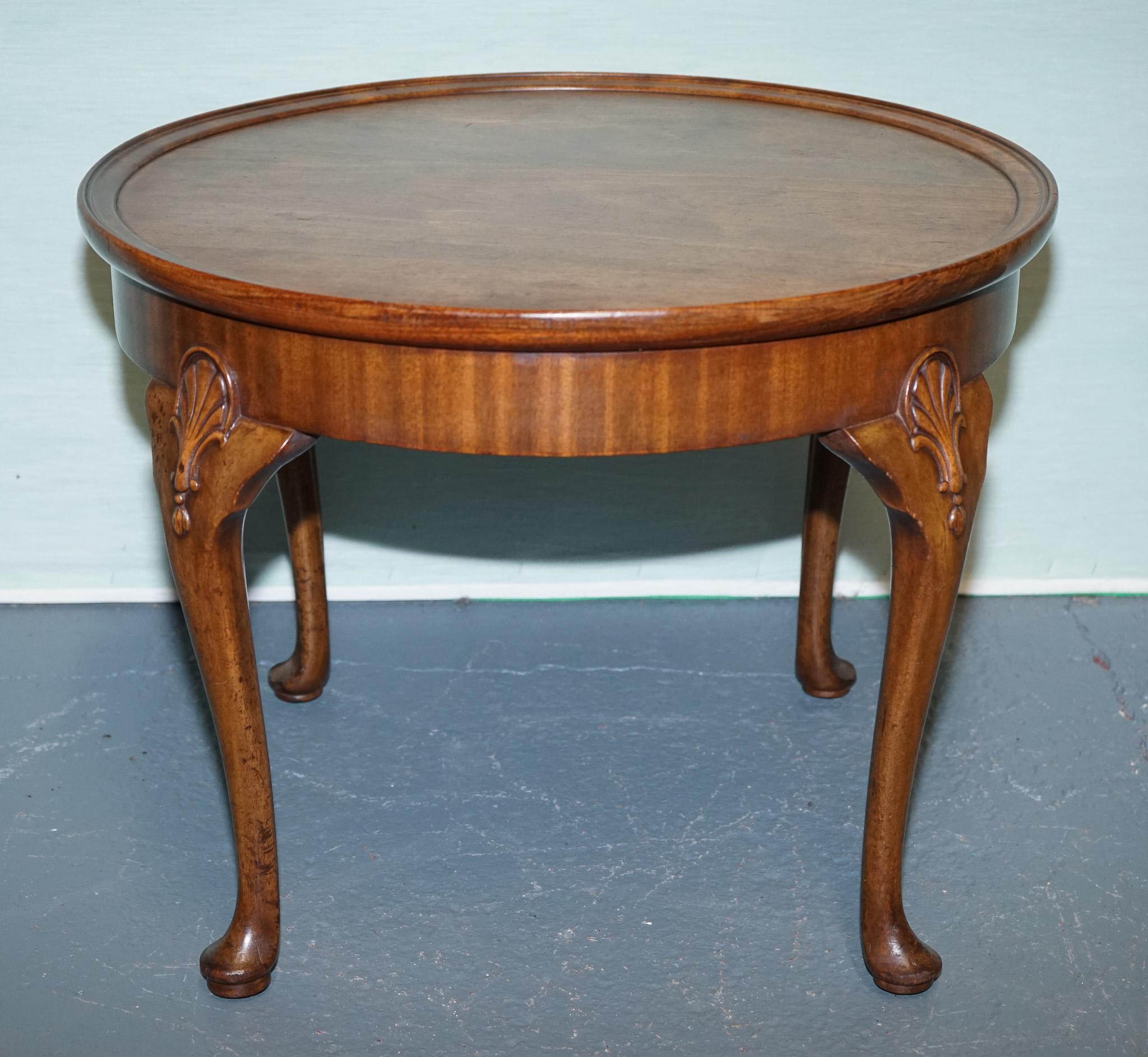 1930s WARING & GILLOW MESA REDONDA DE NOGAL ESTILO REINA ANNE Hecho a mano en venta