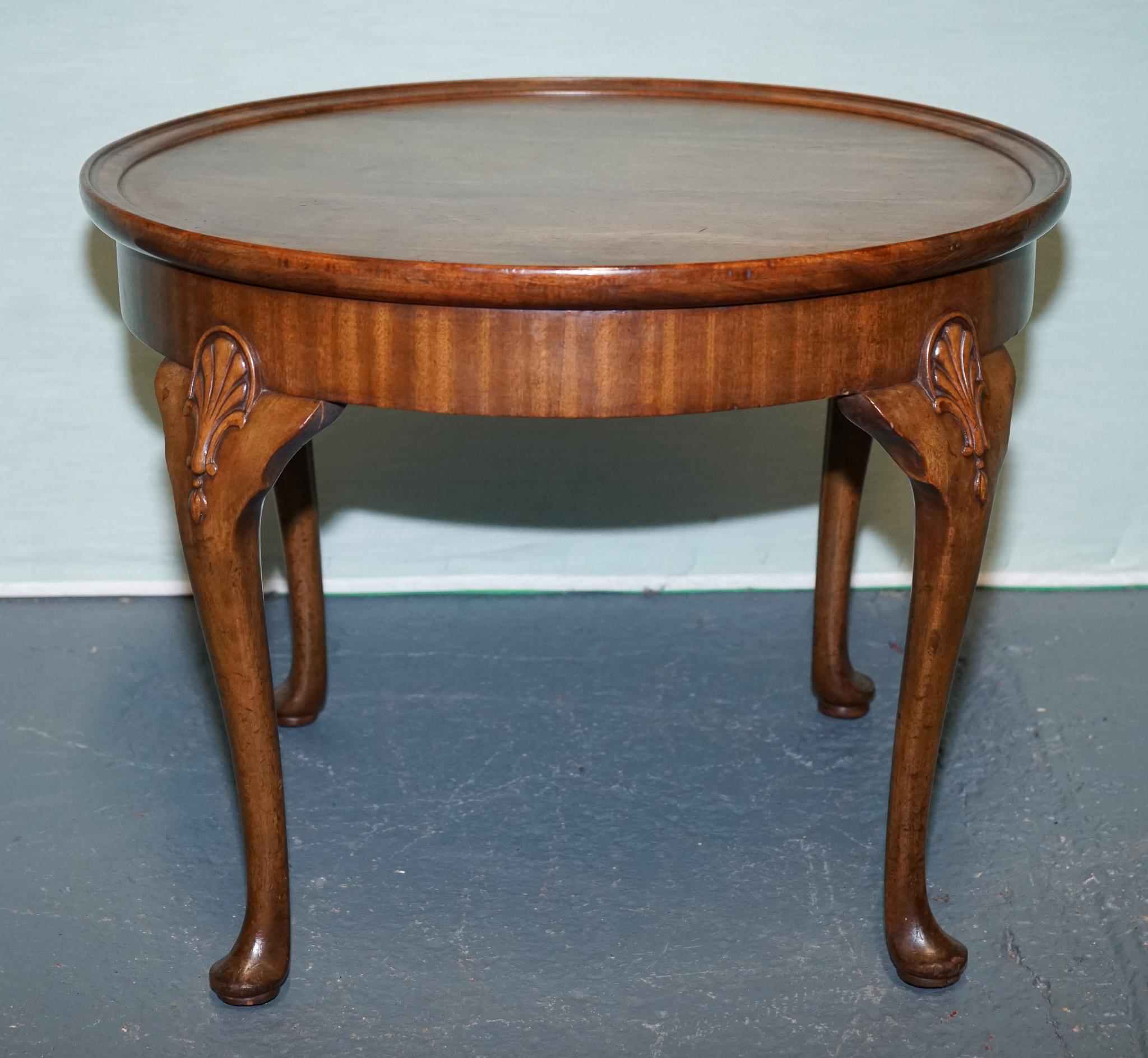 1930s WARING & GILLOW MESA REDONDA DE NOGAL ESTILO REINA ANNE Nogal en venta