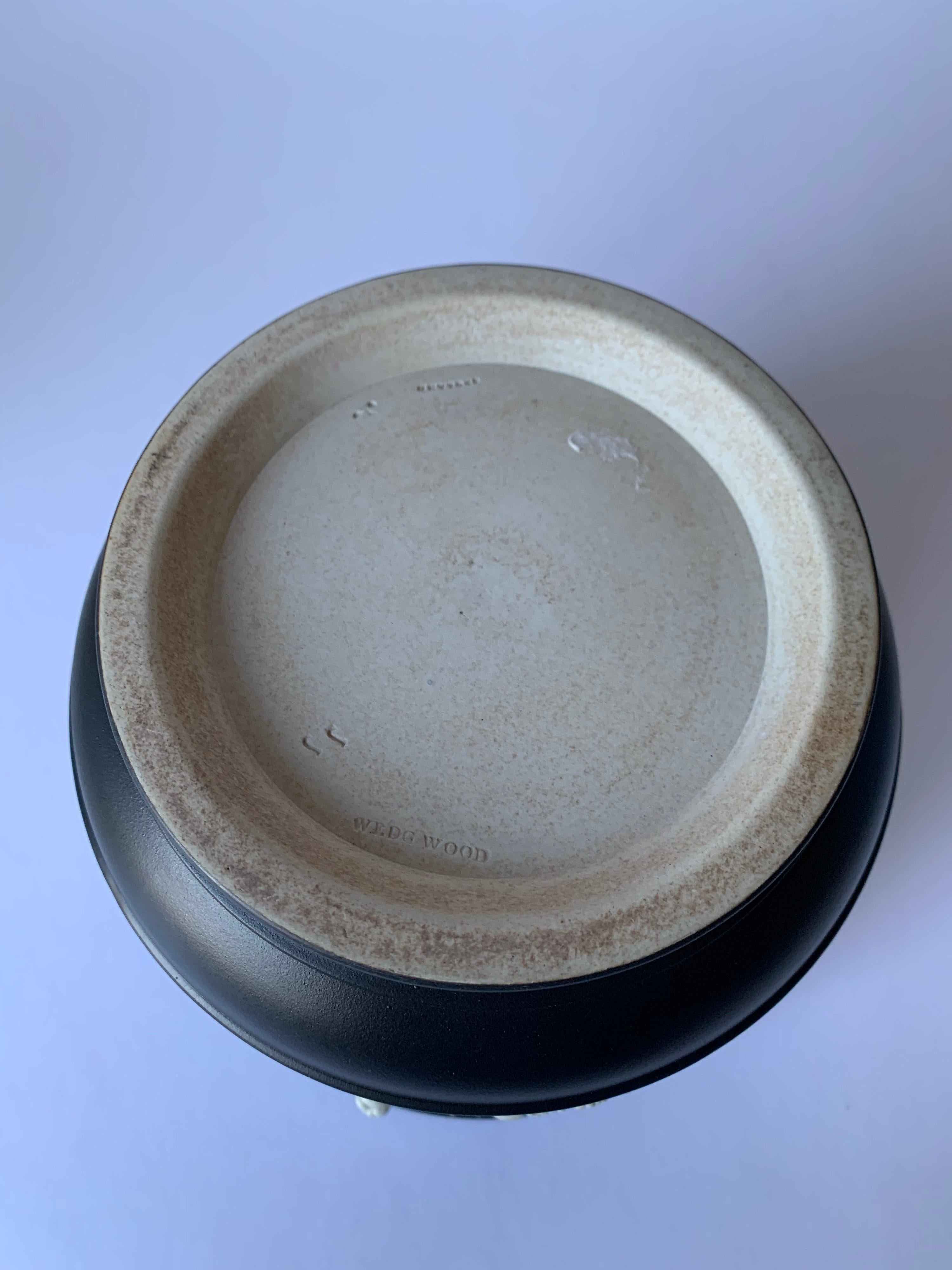 1930s Wedgwood Basalt Black Medium Cachepot / Flower Pot In Good Condition In Stamford, CT