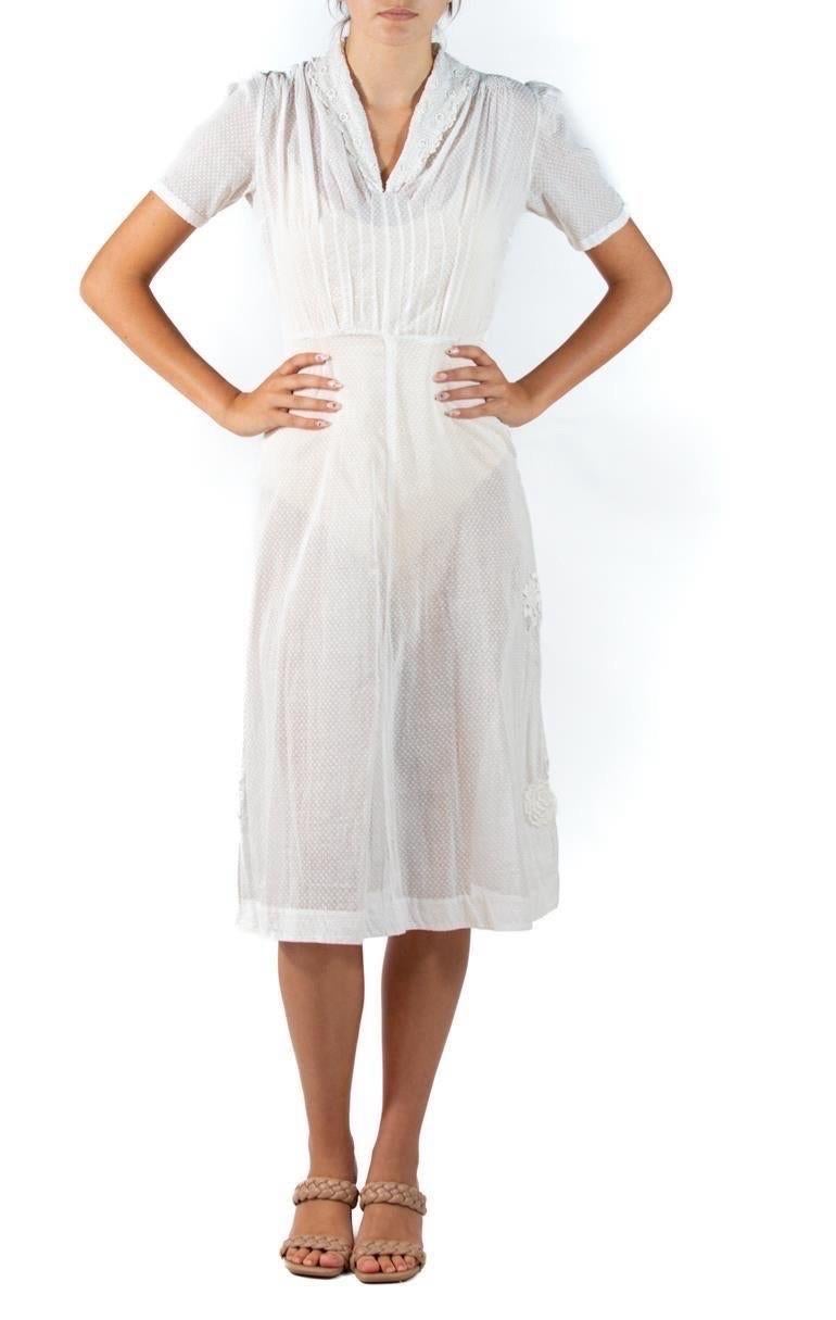 1930S Weißes schräg geschnittenes Kleid aus Bio-Baumwolle mit handgemachter irischer Häkelspitze im Zustand „Hervorragend“ im Angebot in New York, NY
