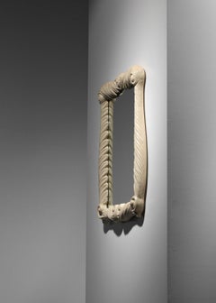 Specchio in legno con cornice bianca degli anni ’30, in stile Serge Roche o Jean-Charles Moreux