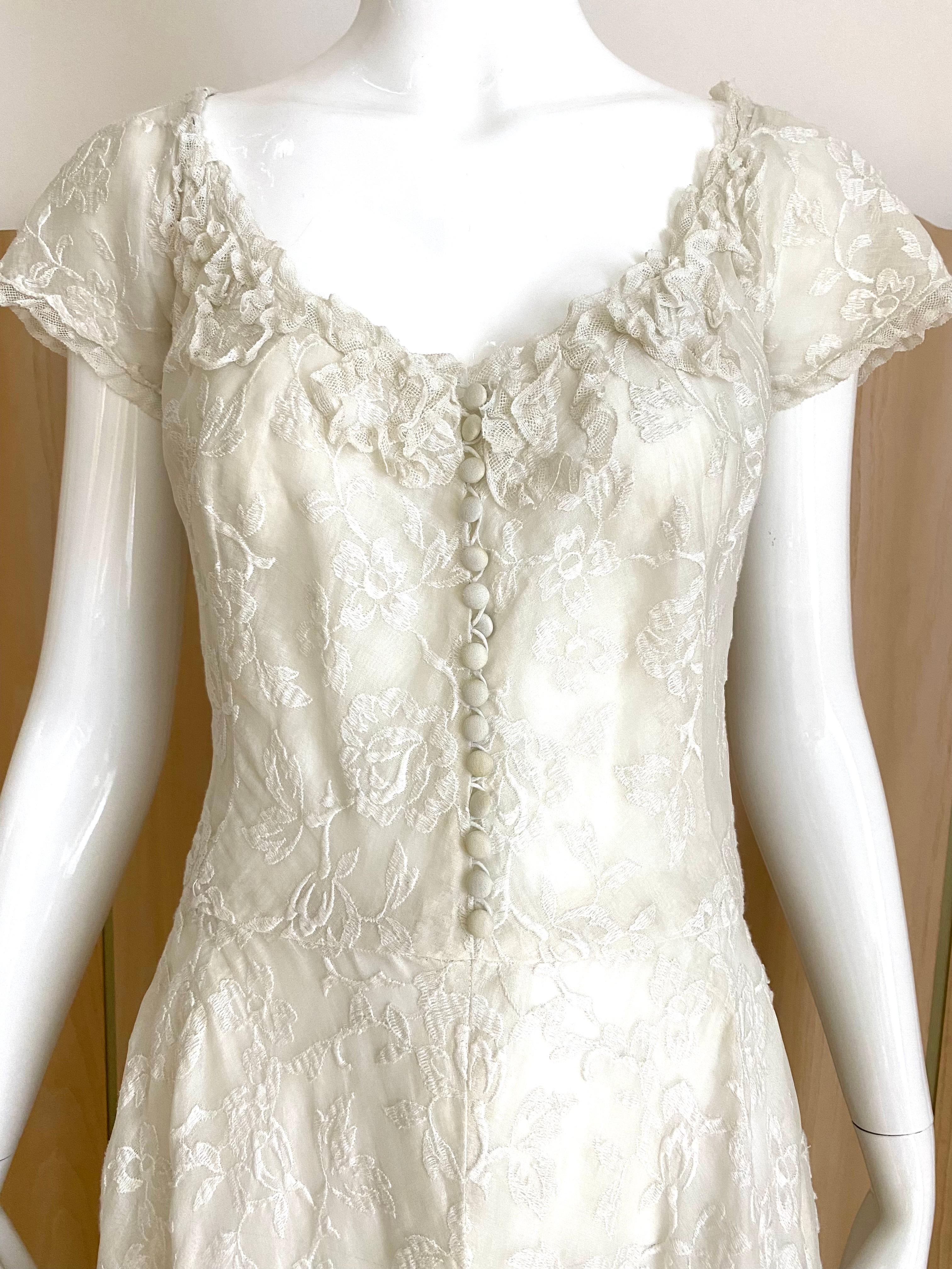 Robe de mariée d'été en coton blanc brodé, datant de la fin des années 1930 au début des années 1940.
 La robe a une crinoline en crin de cheval pour donner de l'ampleur. 
Taille : 4 - Petit
Poitrine : 36