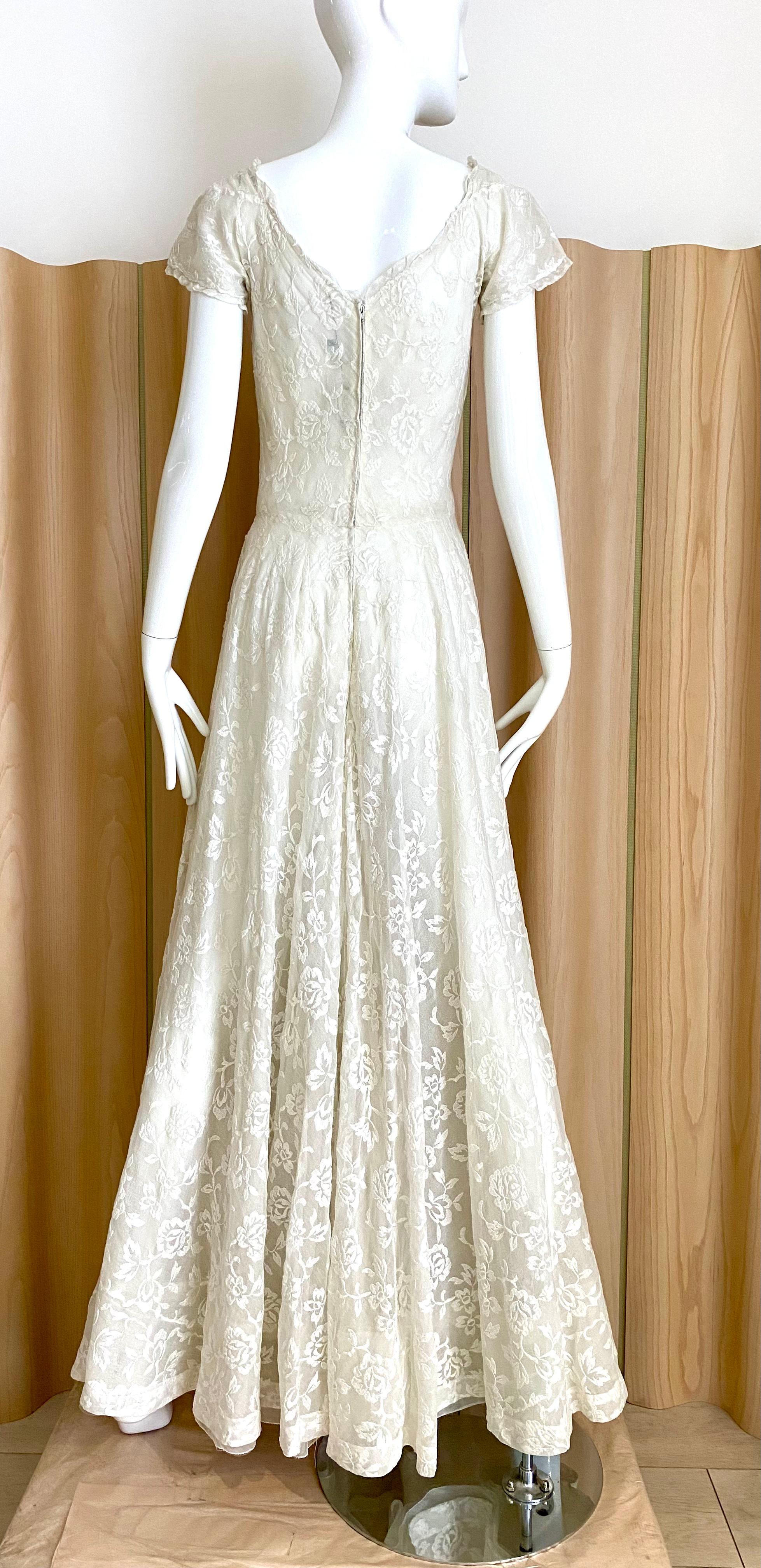 1930er Jahre Weißes besticktes Baumwollkleid mit Spitze im Zustand „Gut“ im Angebot in Beverly Hills, CA