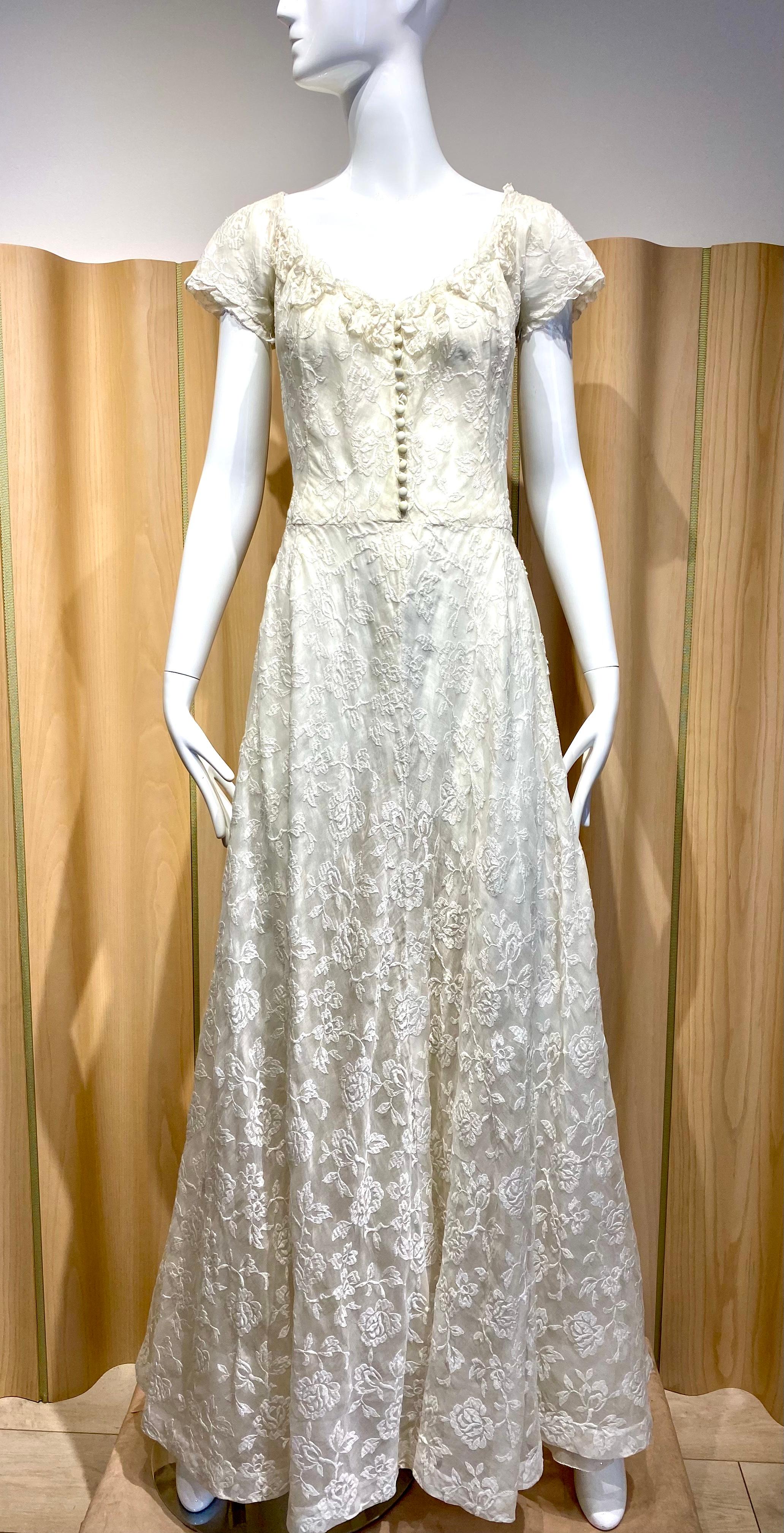1930s White Cotton Embroidered Dress with Lace For Sale 2
