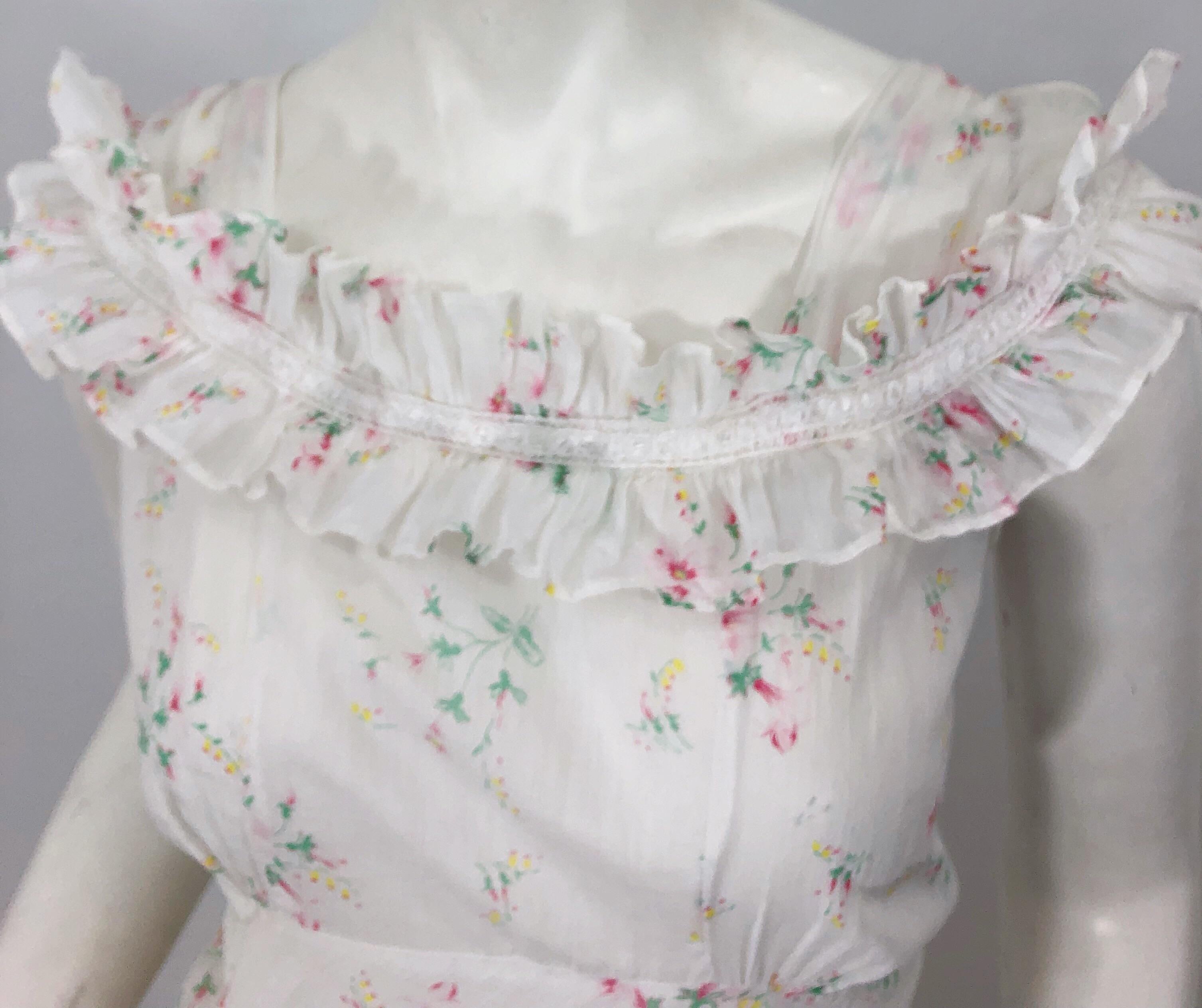 Gris Robe longue blanche vintage en voile de coton coupée dans le biais avec imprimé floral et encolure volantée, années 1930 en vente