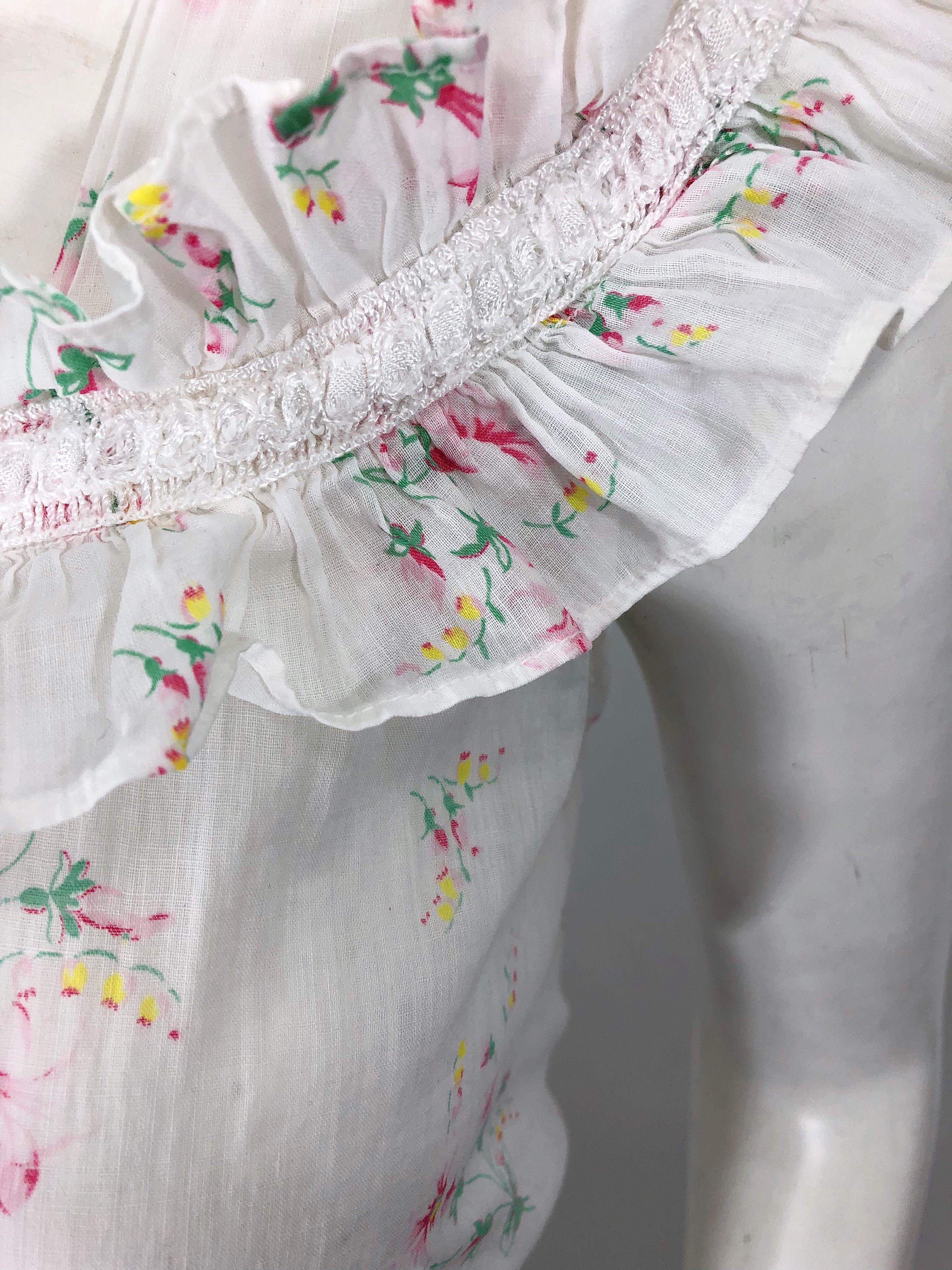Robe longue blanche vintage en voile de coton coupée dans le biais avec imprimé floral et encolure volantée, années 1930 Excellent état - En vente à San Diego, CA