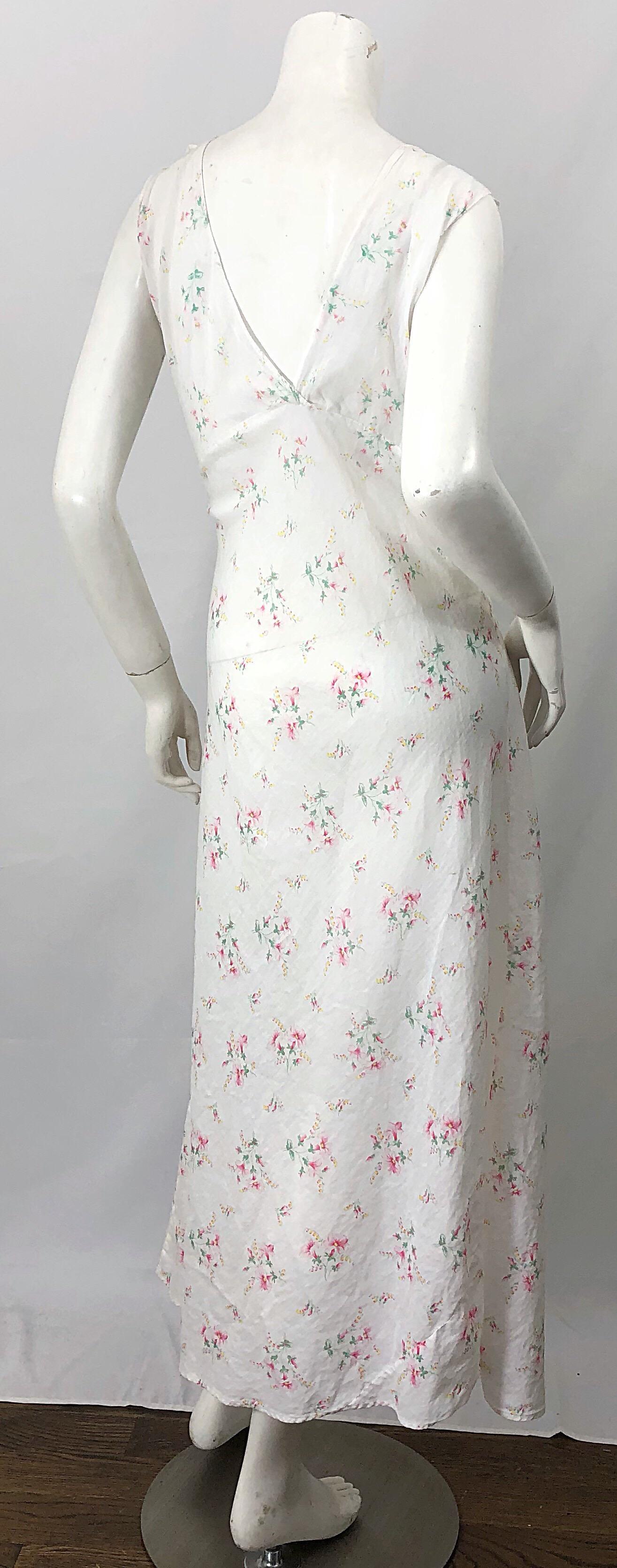 Robe longue blanche vintage en voile de coton coupée dans le biais avec imprimé floral et encolure volantée, années 1930 Pour femmes en vente