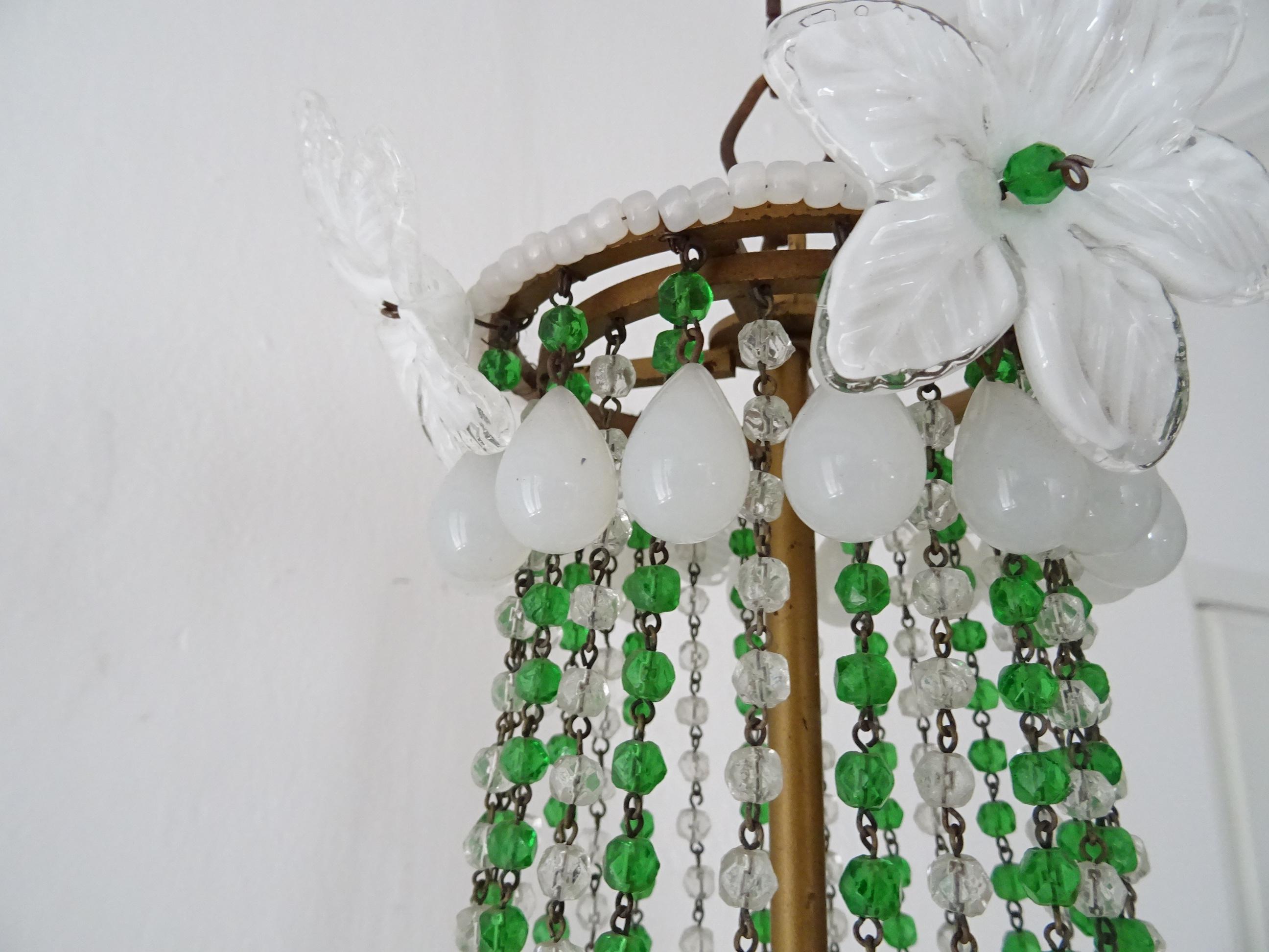 Francese Lampadario impero anni '30 bianco opalino con enormi gocce di fiori di Murano e perline verdi in vendita