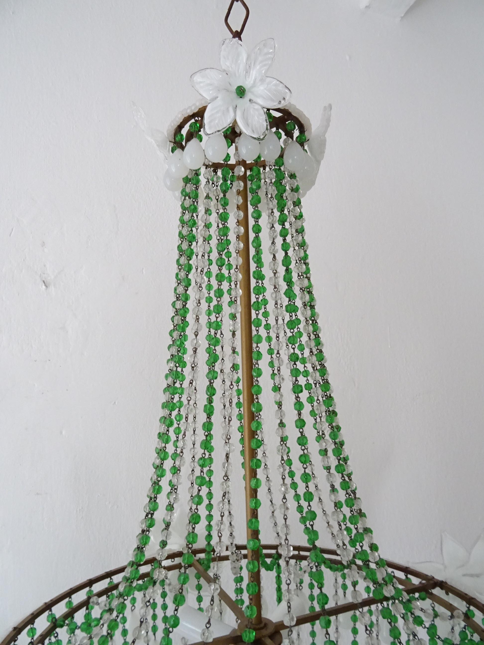 Lampadario impero anni '30 bianco opalino con enormi gocce di fiori di Murano e perline verdi in vendita 2