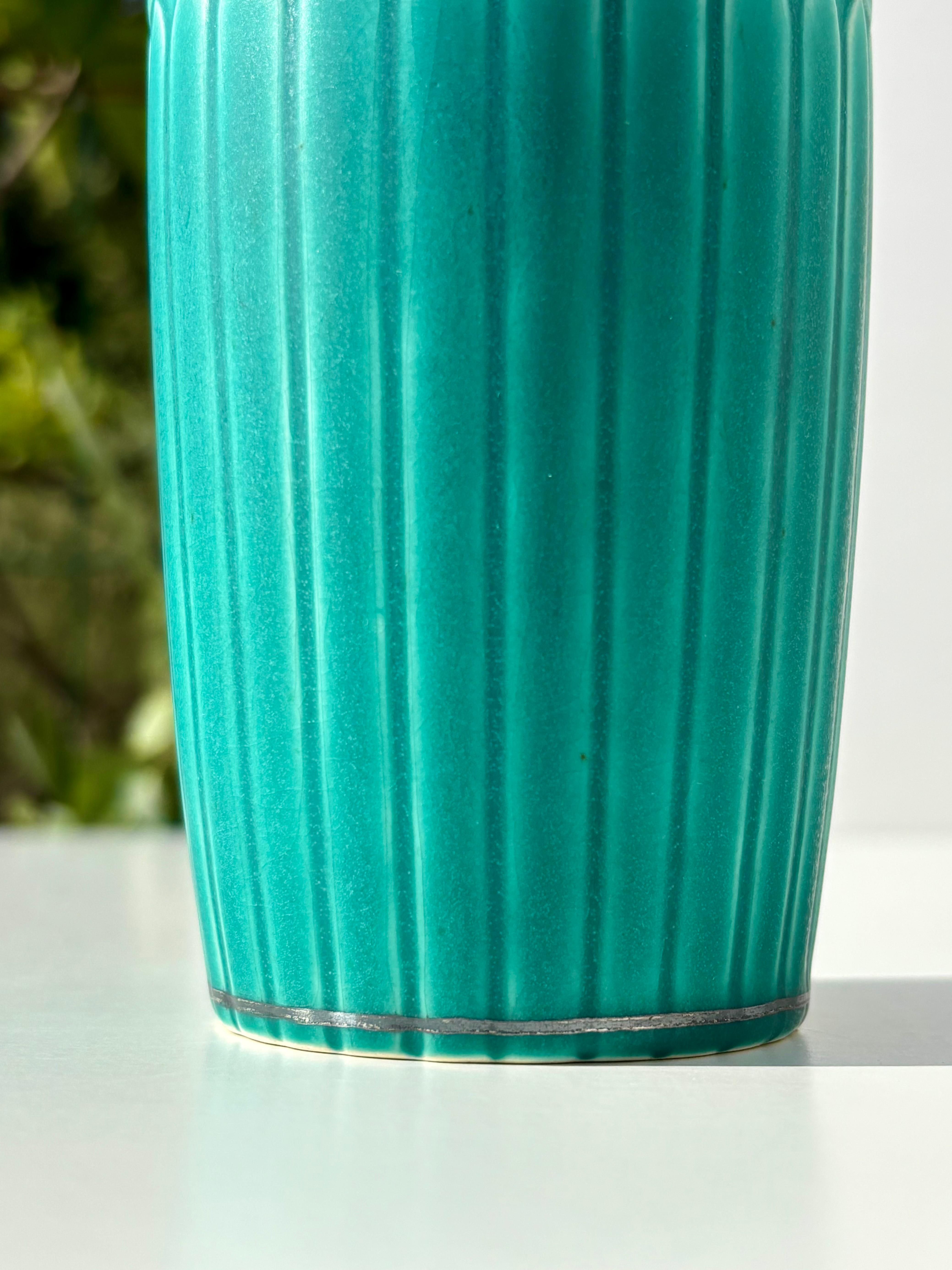 1930er Wilhelm Kåge Silberdekor Argenta Vase für Gustavsberg, Schweden (Handgefertigt) im Angebot