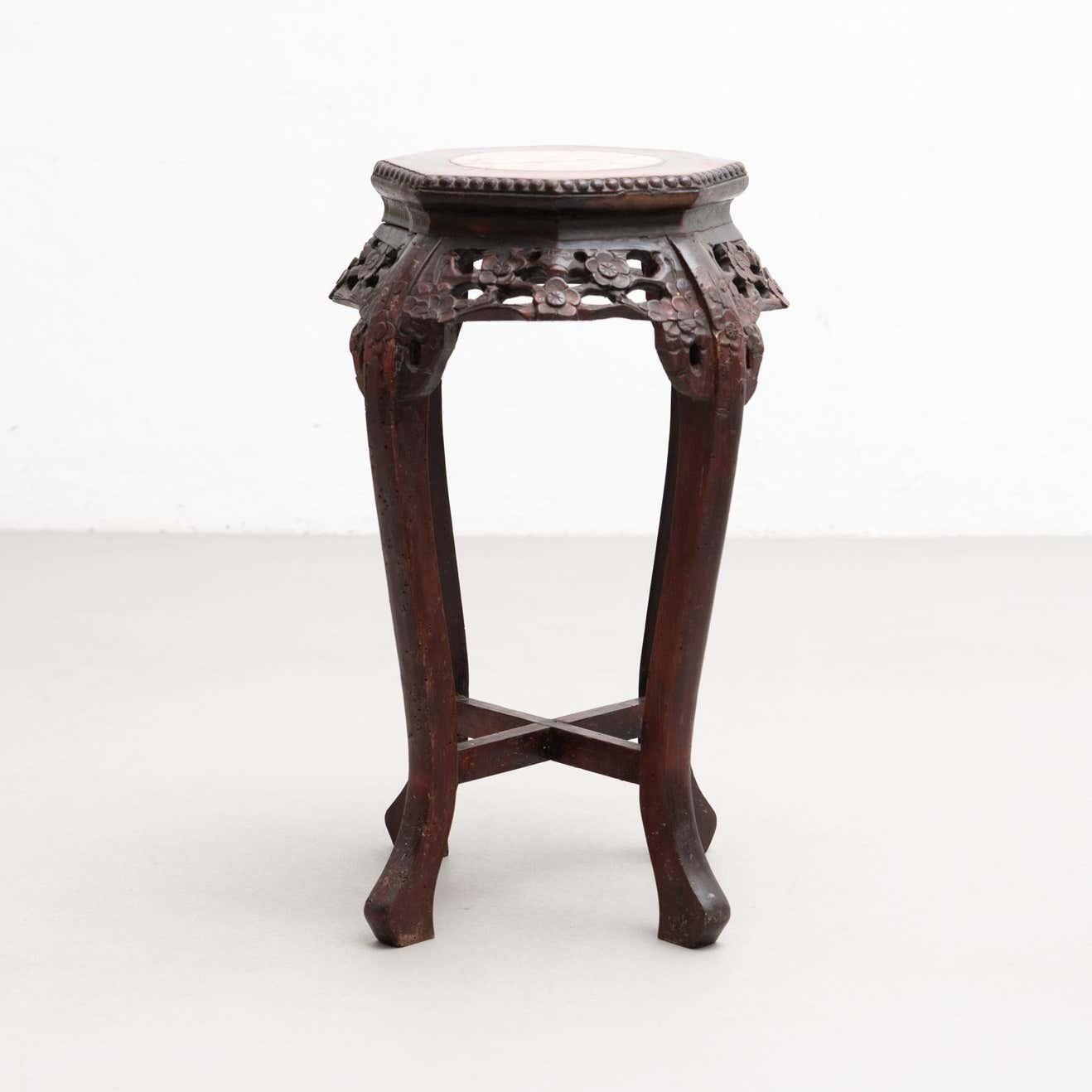 Side wood and marble oriental table, circa 1930.

By unknown artisan.

In original condition, with minor wear consistent with age and use, preserving a beautiful patina.

Materials:
Marble
Wood.

