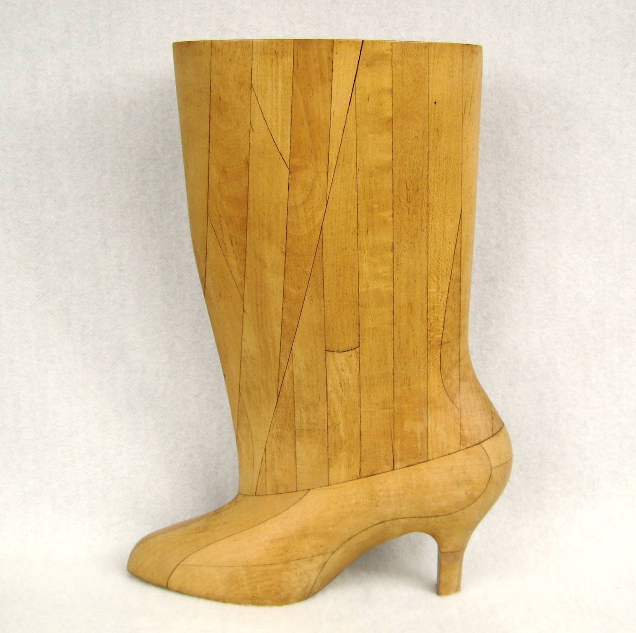 Américain Moulage de sculpture de bottes en bois des années 1930 en vente