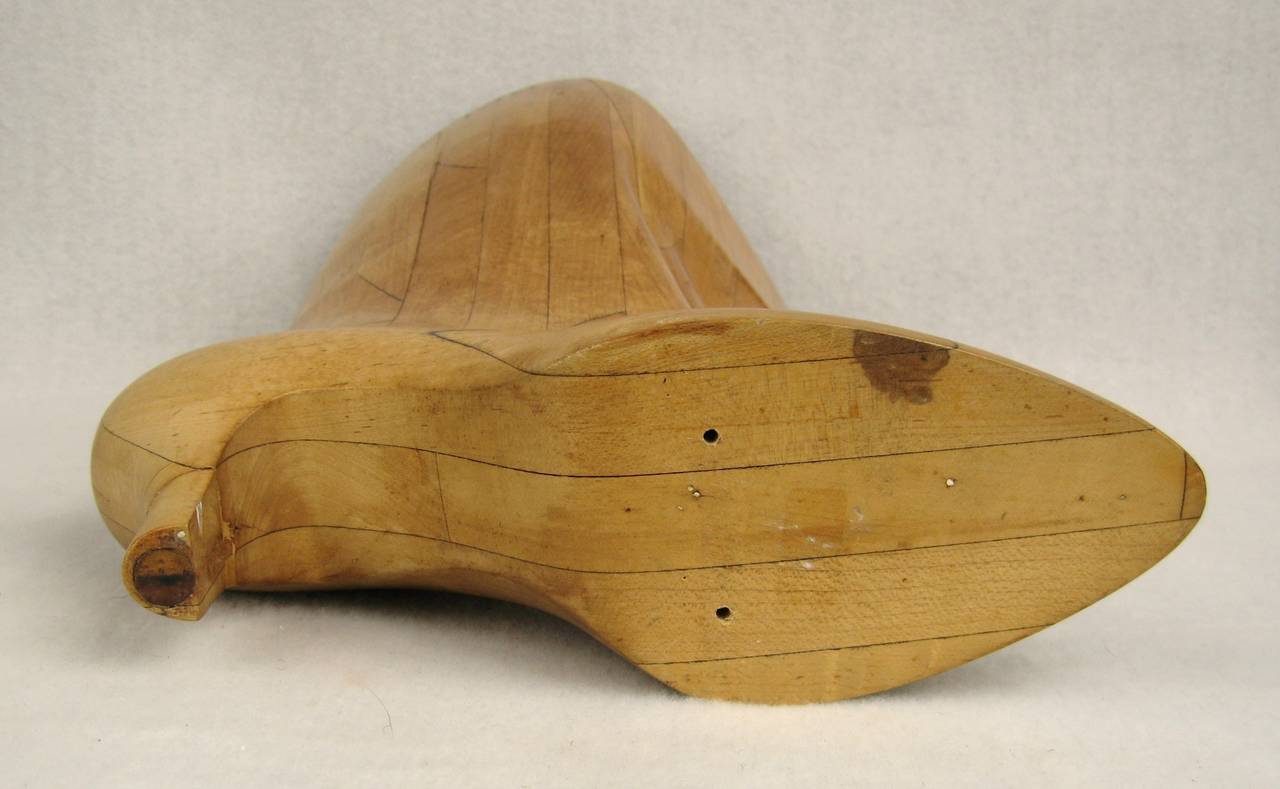 Milieu du XXe siècle Moulage de sculpture de bottes en bois des années 1930 en vente