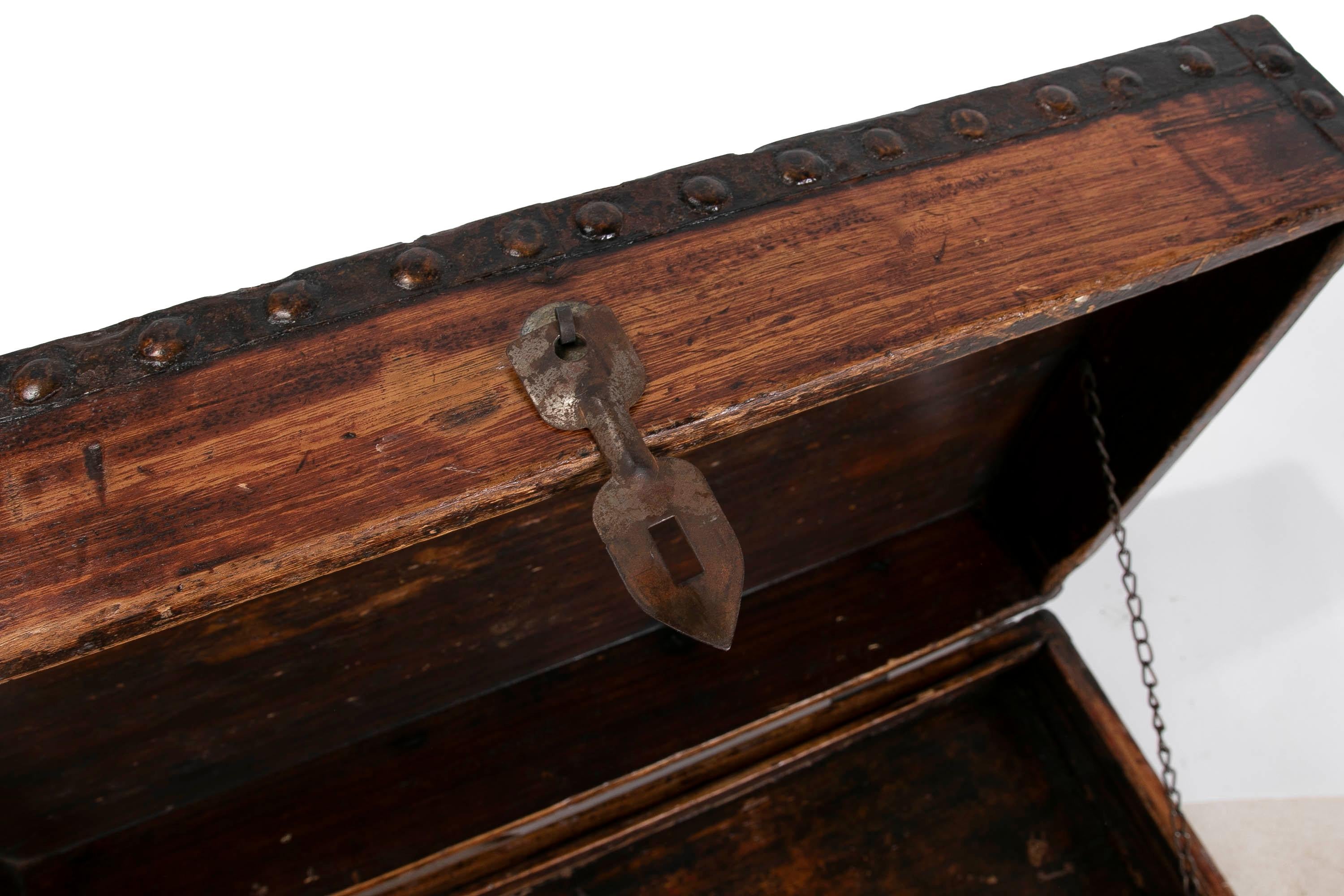 1930s Wooden Box with Iron Corners In Good Condition For Sale In Marbella, ES