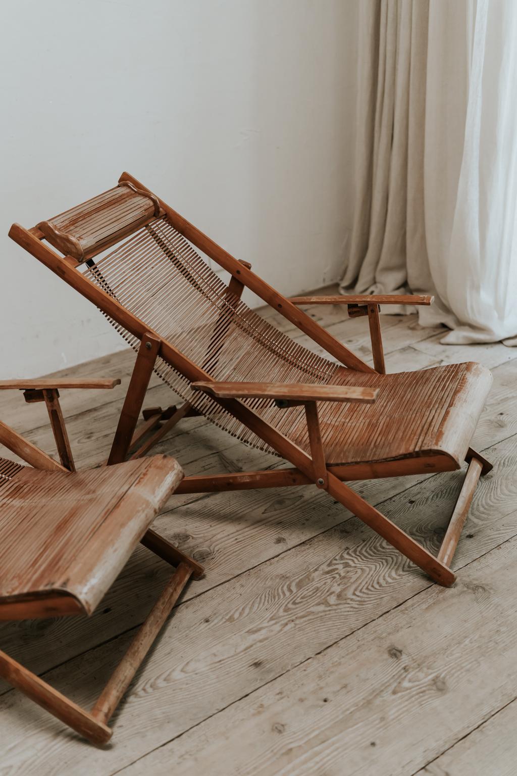 A very elegant pair, these deckchairs from the 1930s, in those days they were 
used on decks of cruise ships, if only they could talk ... 
easy to store and still in very good condition ...