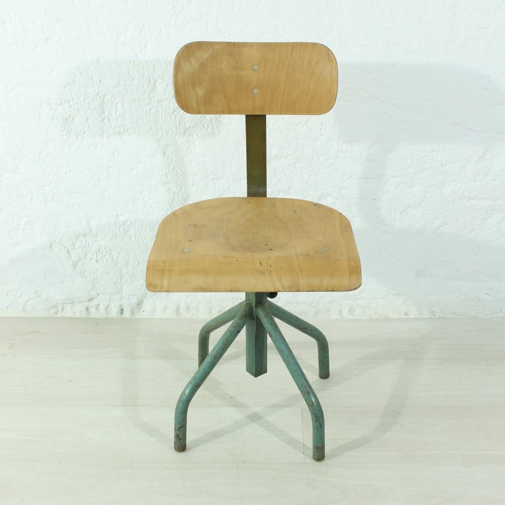 Height adjustable from 79 - 95cm
Seat height of 44 - 60cm
Material: Beech (plywood)
Sanded and oiled, non-toxic woodworm treatment.