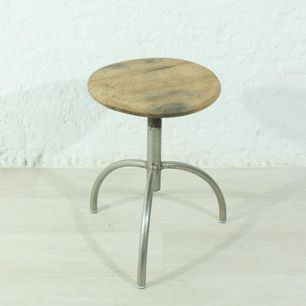 Measures: height adjustable from 50 - 74 cm
Material: beechwood and metal.