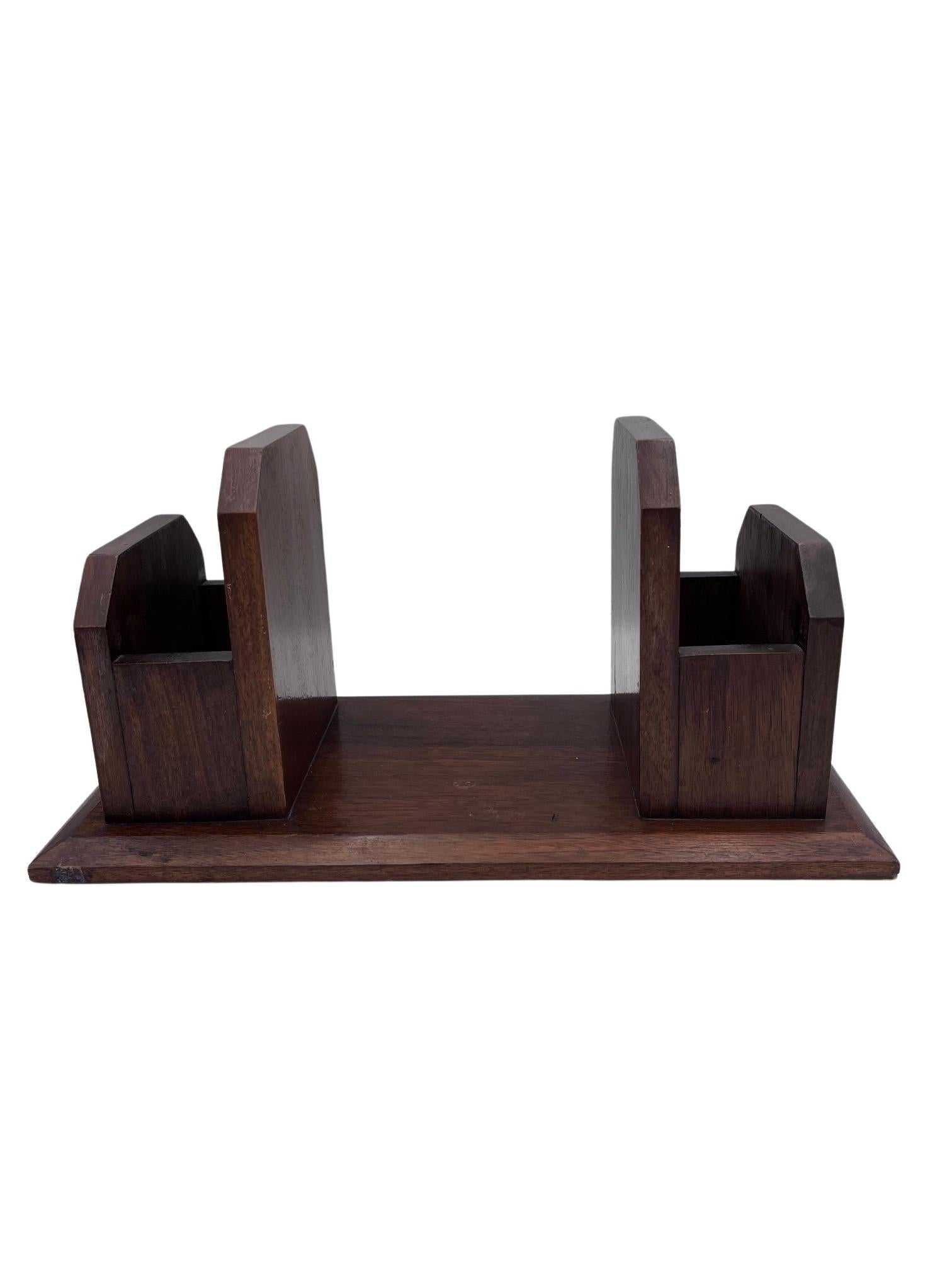 1930er Jahre WPA-Stil hölzerne Schreibtisch-Organizer 

Dieses Schreibtisch-Accessoire im WPA-Stil der 1930er Jahre ist ein hervorragendes Beispiel für die Handwerkskunst der Großen Depression, bei der Funktionalität auf einfaches, aber durchdachtes
