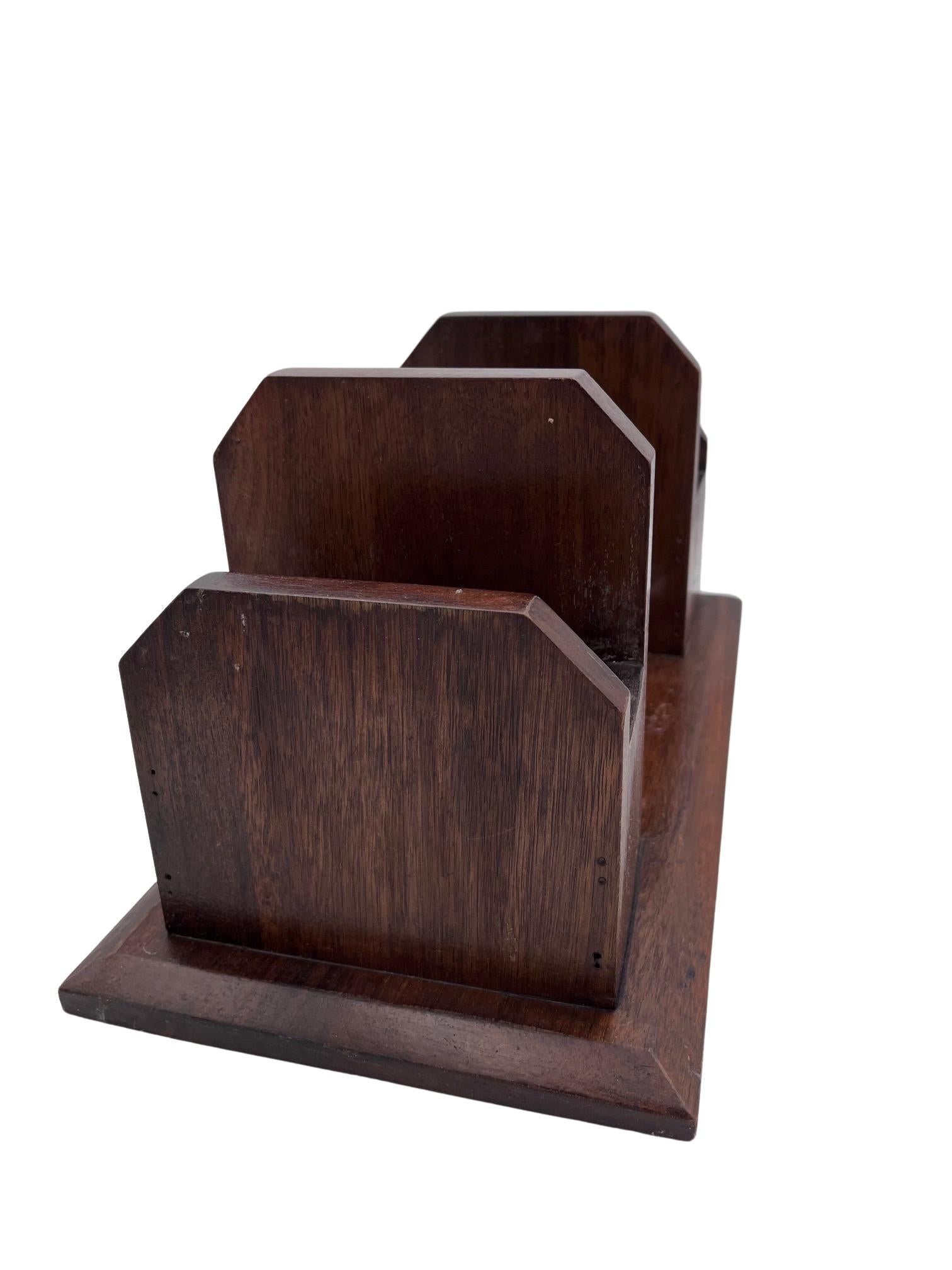 1930er WPA-Stil Nussbaum-Schreibtisch-Organizer (amerikanisch) im Angebot