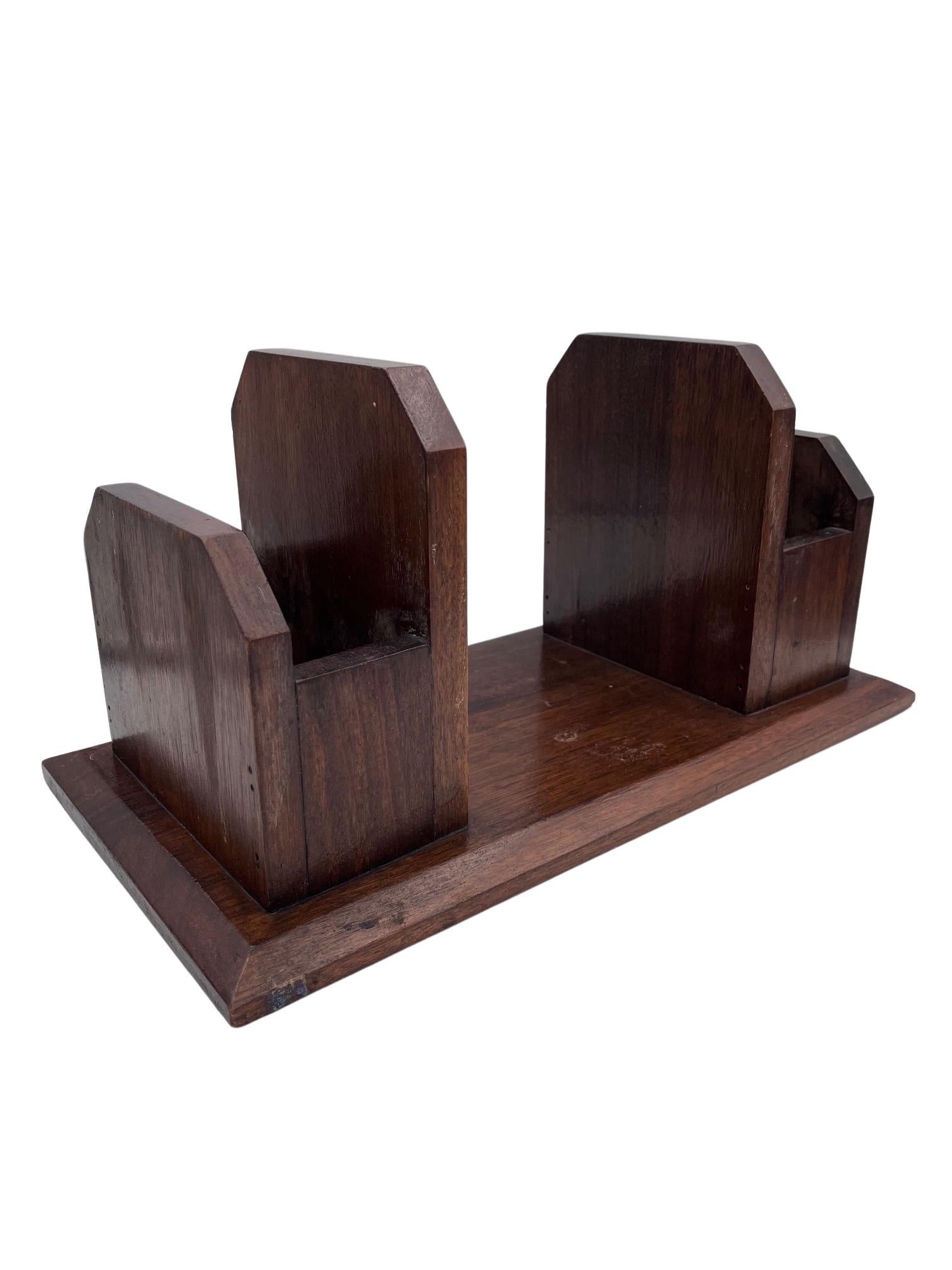 1930er WPA-Stil Nussbaum-Schreibtisch-Organizer (Mitte des 20. Jahrhunderts) im Angebot