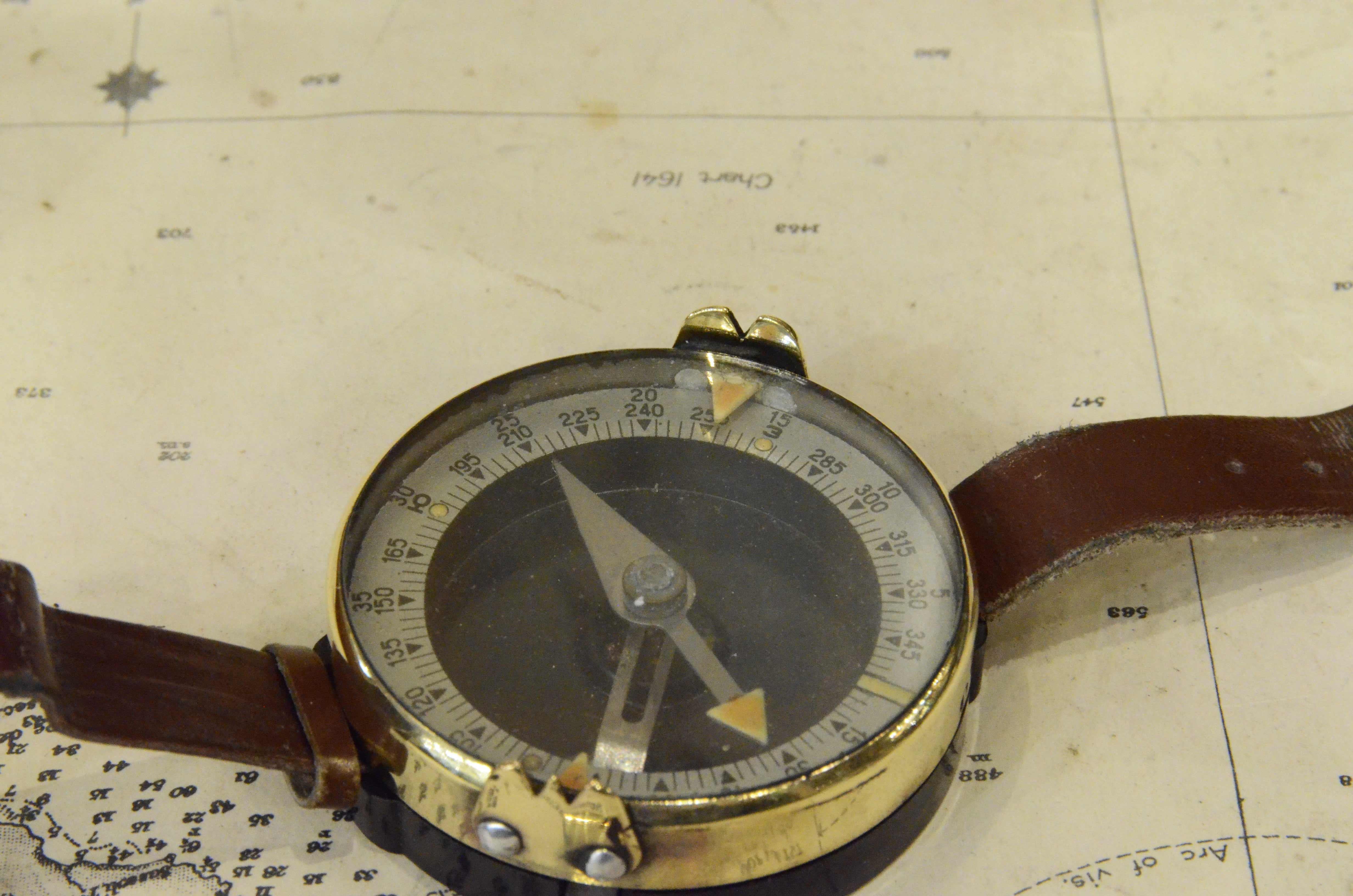 Montre-bracelet militaire des années 1930 en forme de montre, instrument d'arpenteur ancien en vente 7
