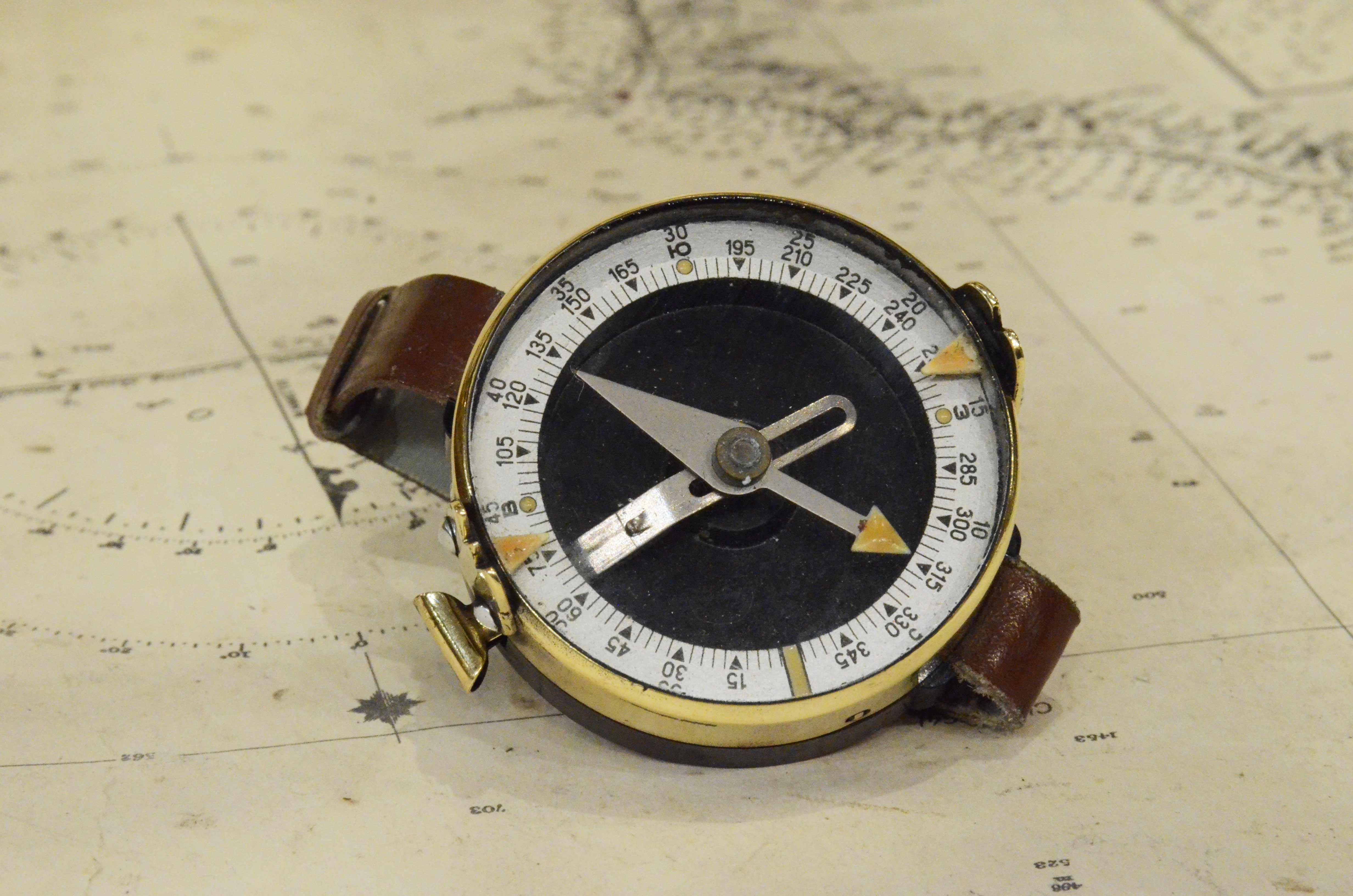 Montre-bracelet militaire des années 1930 en forme de montre, instrument d'arpenteur ancien en vente 10