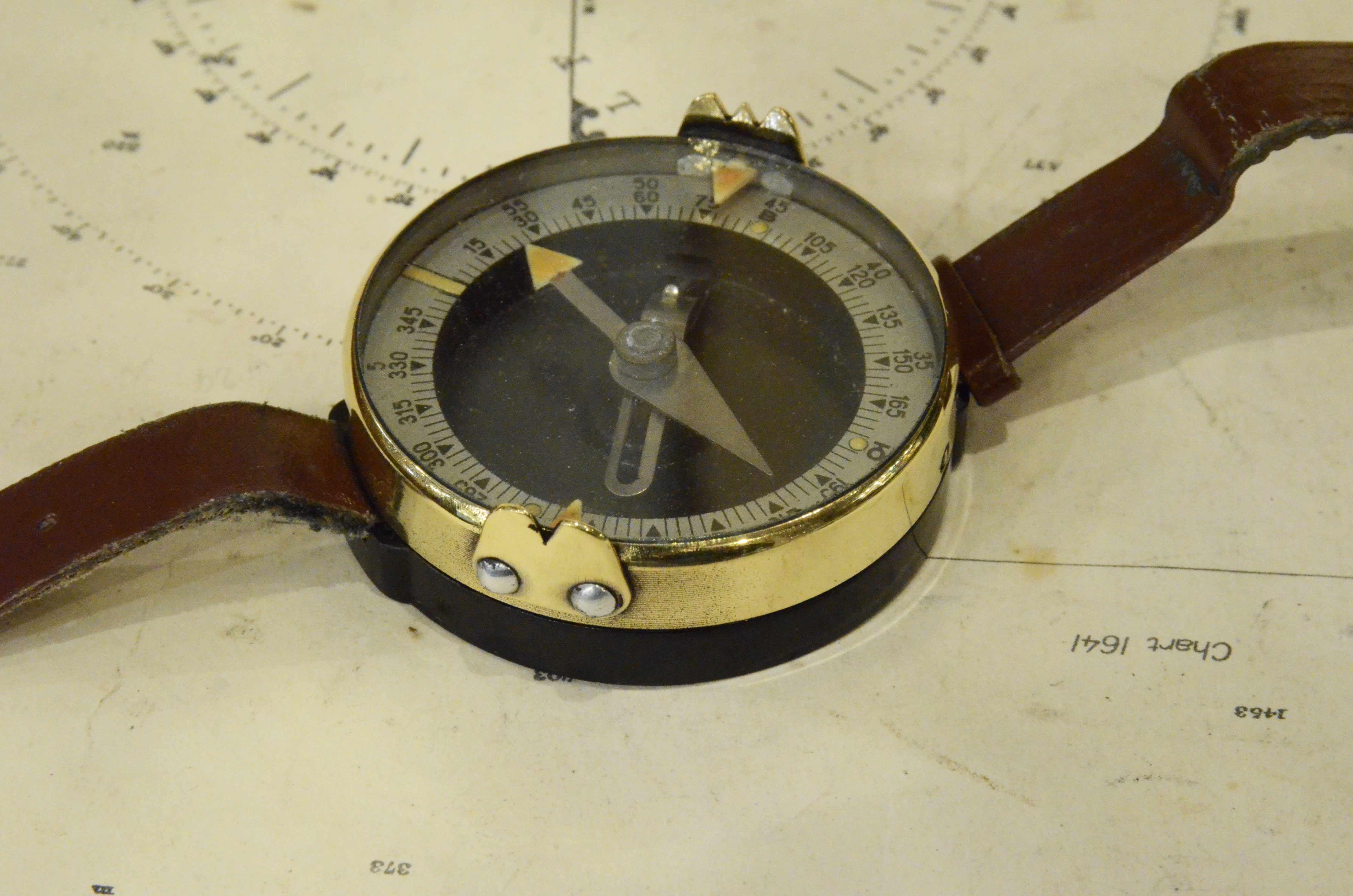 Montre-bracelet militaire des années 1930 en forme de montre, instrument d'arpenteur ancien Bon état - En vente à Milan, IT