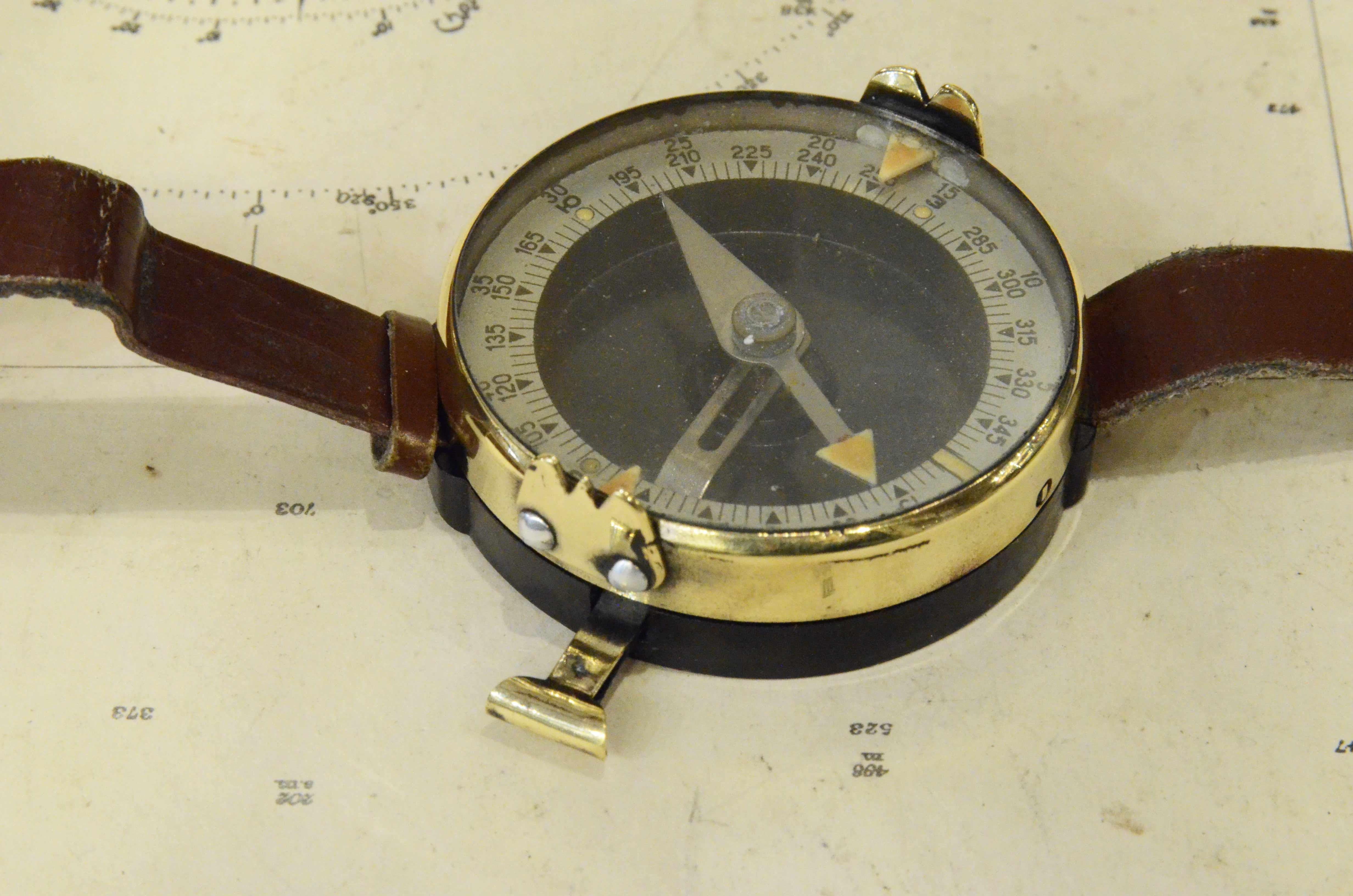 Milieu du XXe siècle Montre-bracelet militaire des années 1930 en forme de montre, instrument d'arpenteur ancien en vente