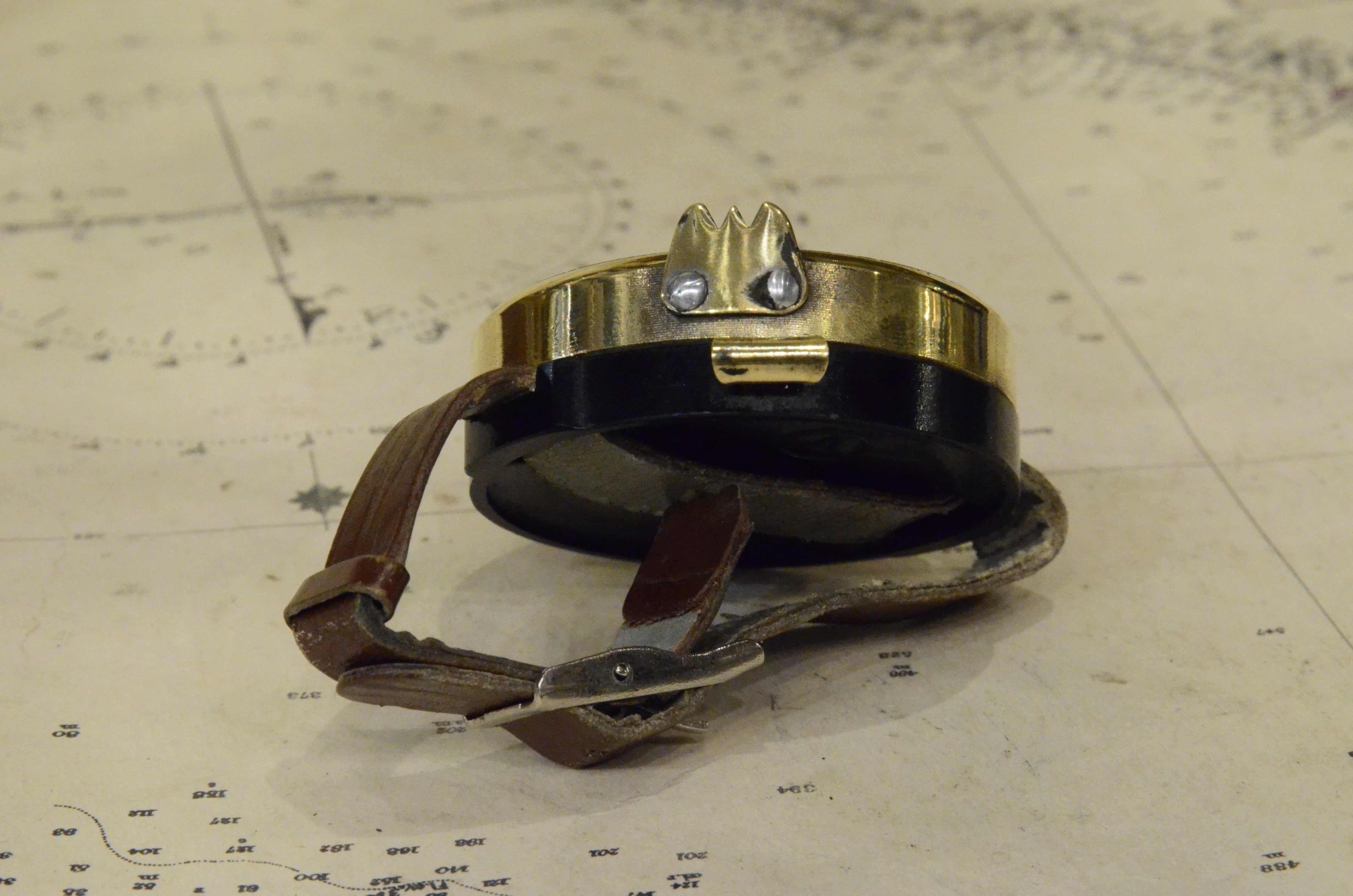 Montre-bracelet militaire des années 1930 en forme de montre, instrument d'arpenteur ancien en vente 1