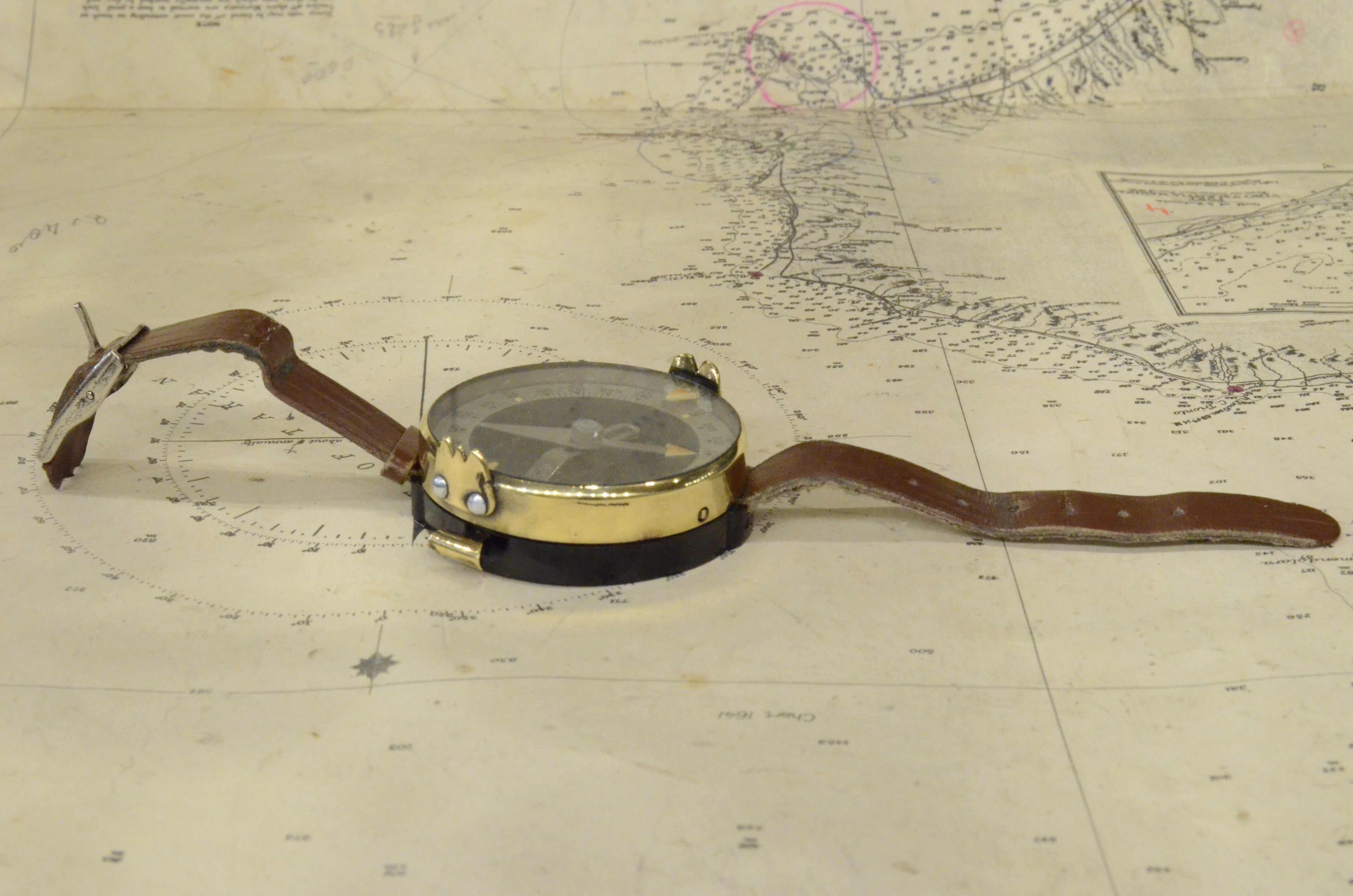 Montre-bracelet militaire des années 1930 en forme de montre, instrument d'arpenteur ancien en vente 3