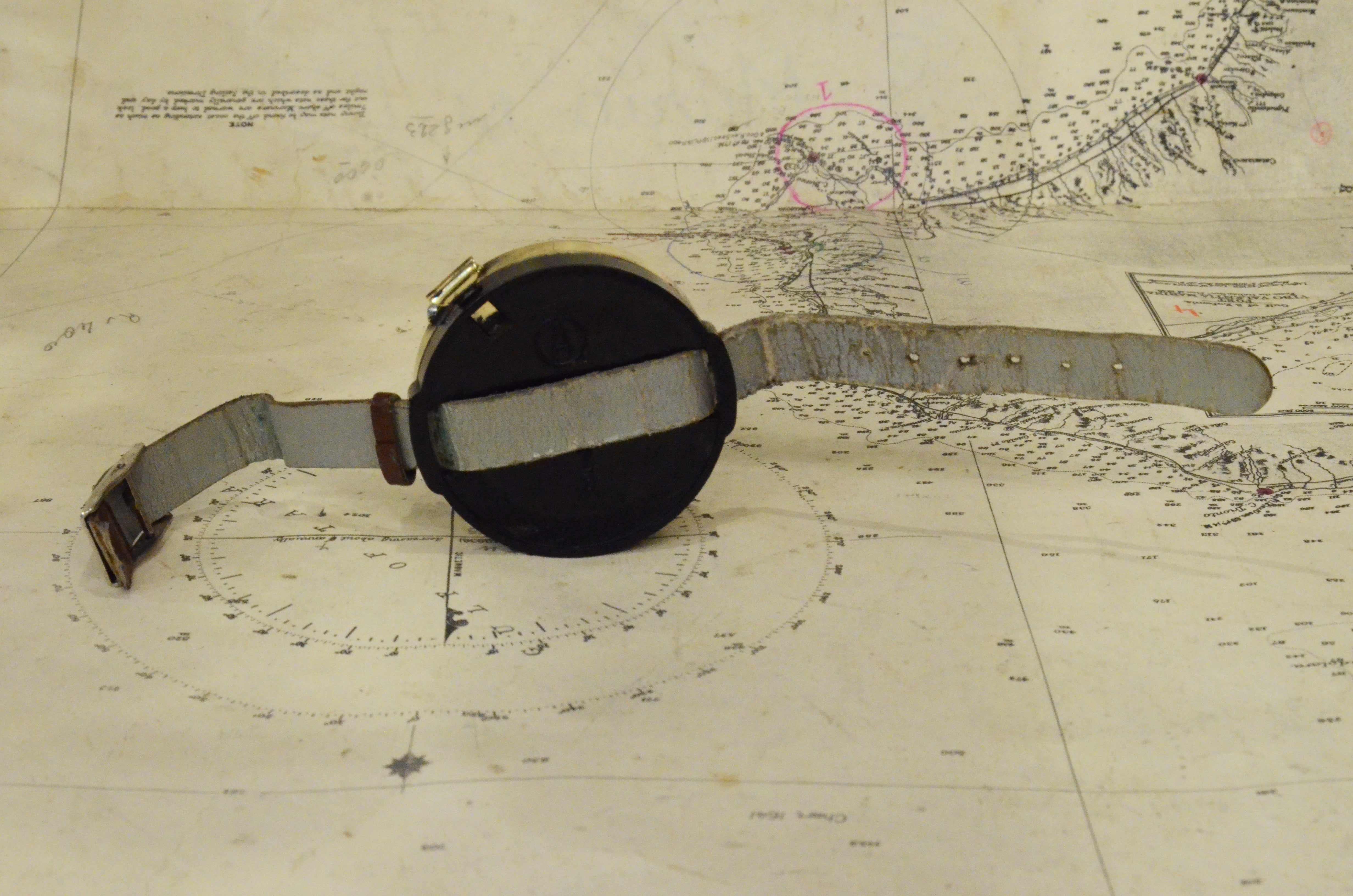 Montre-bracelet militaire des années 1930 en forme de montre, instrument d'arpenteur ancien en vente 4