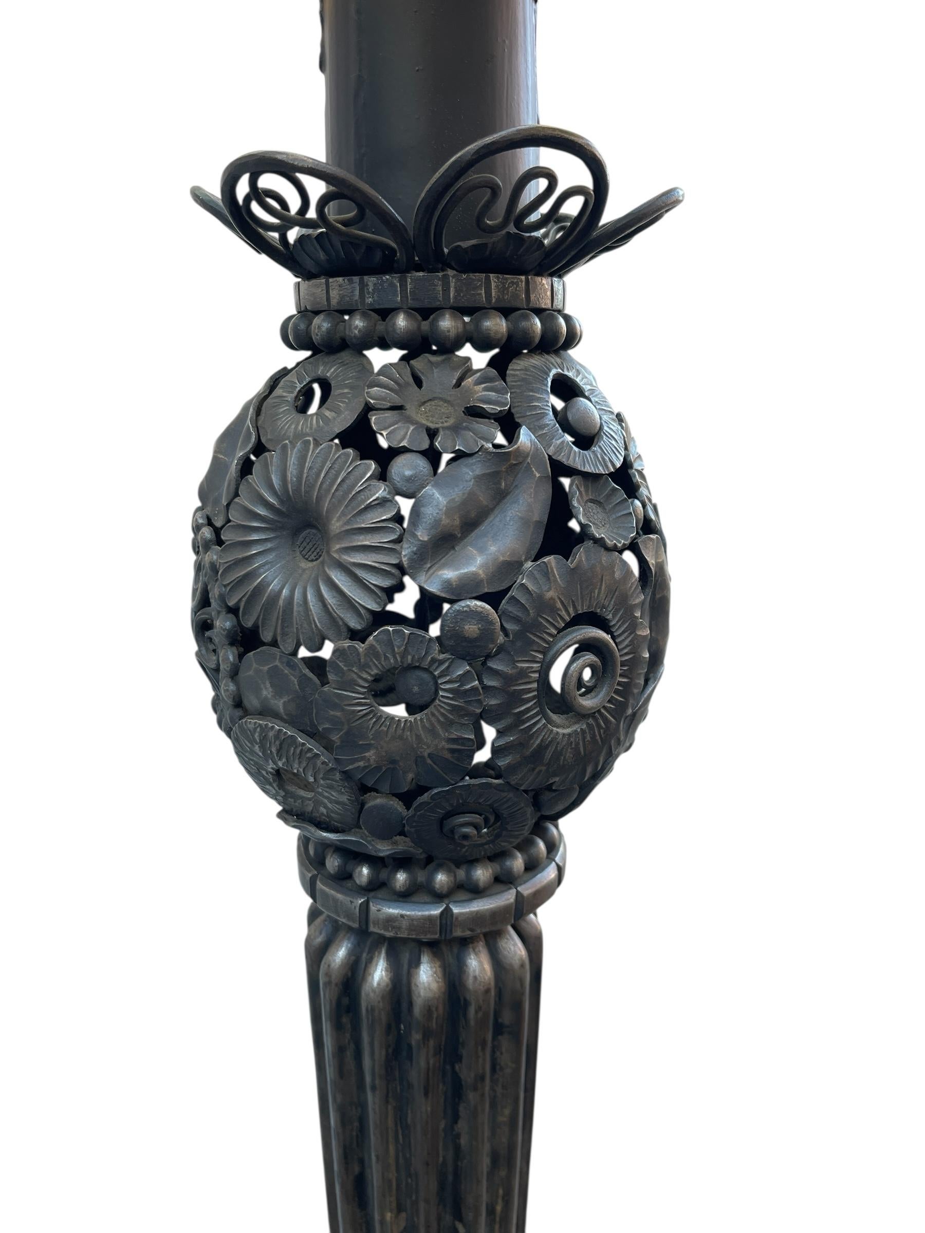 Lámpara de pie Art Déco de hierro forjado de 1930 de Louis Katona en venta 4