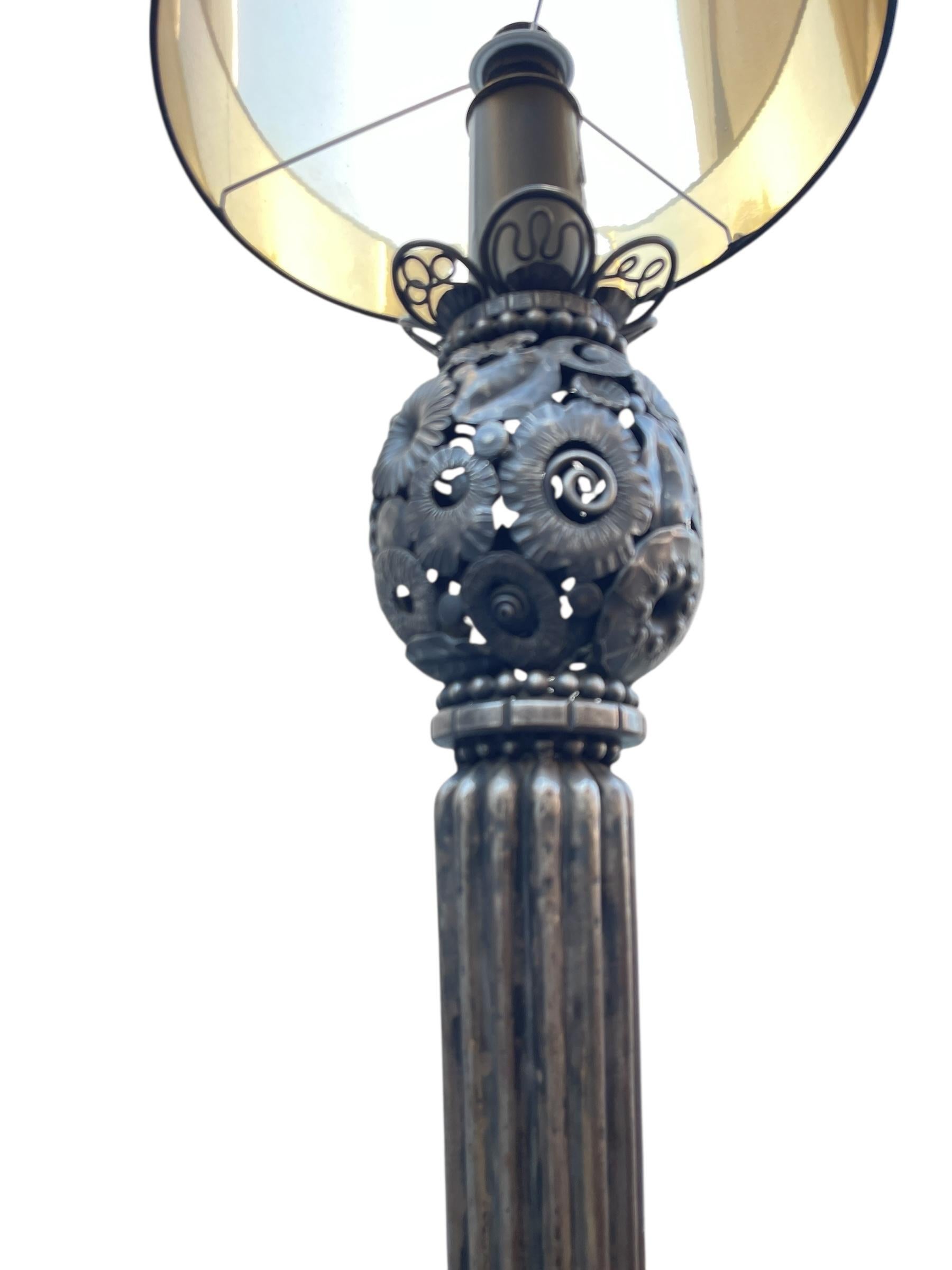 Lámpara de pie Art Déco de hierro forjado de 1930 de Louis Katona en Bueno estado para la venta en Bois-Colombes, FR