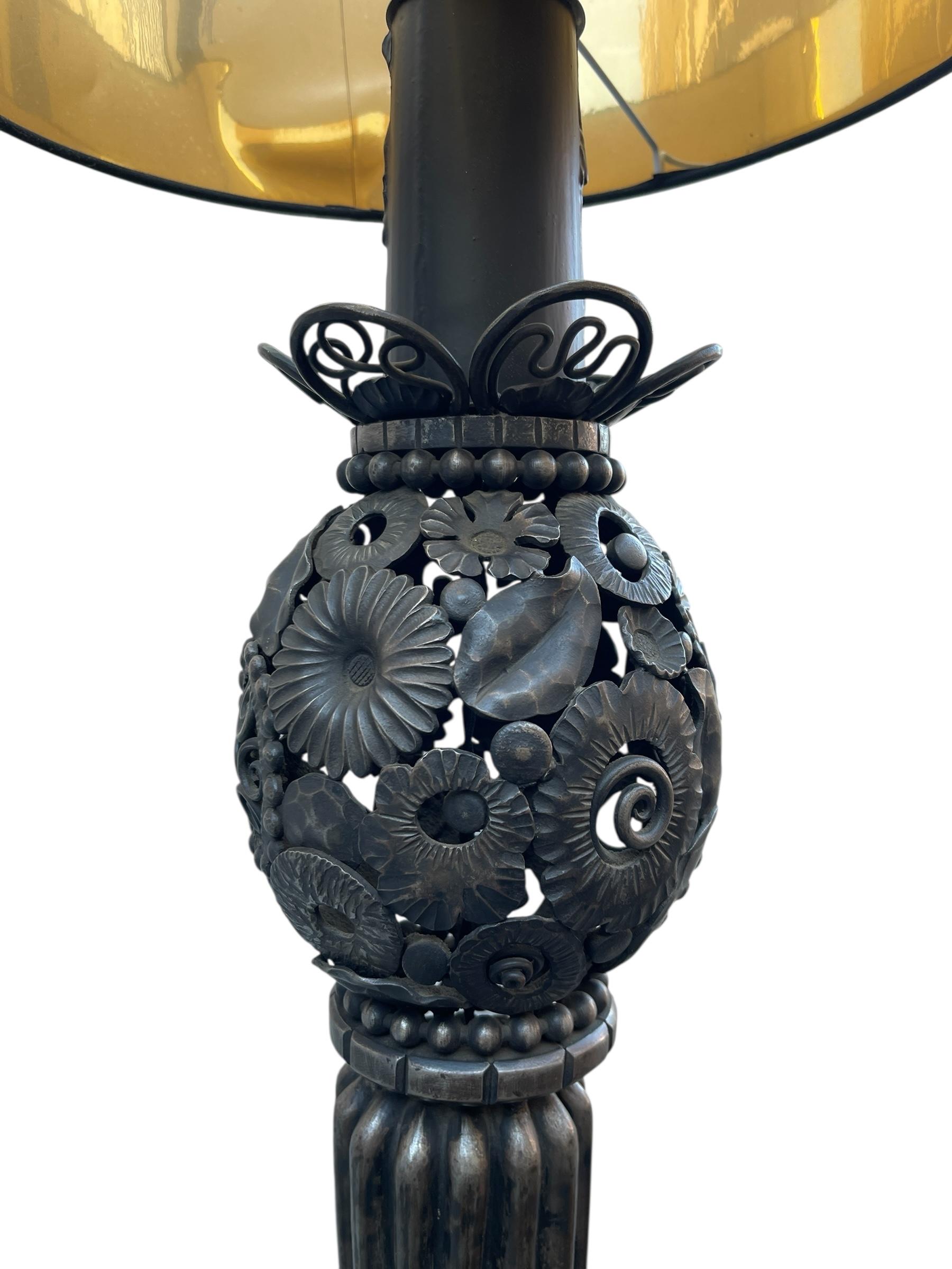 Lámpara de pie Art Déco de hierro forjado de 1930 de Louis Katona mediados del siglo XX en venta
