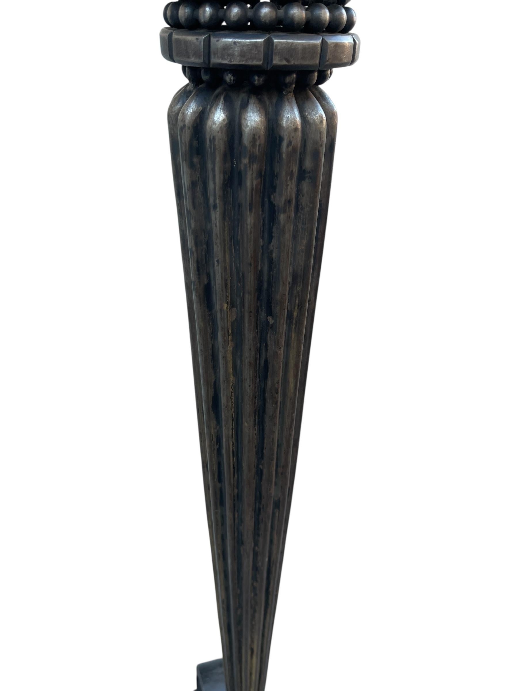 Lámpara de pie Art Déco de hierro forjado de 1930 de Louis Katona Hierro en venta