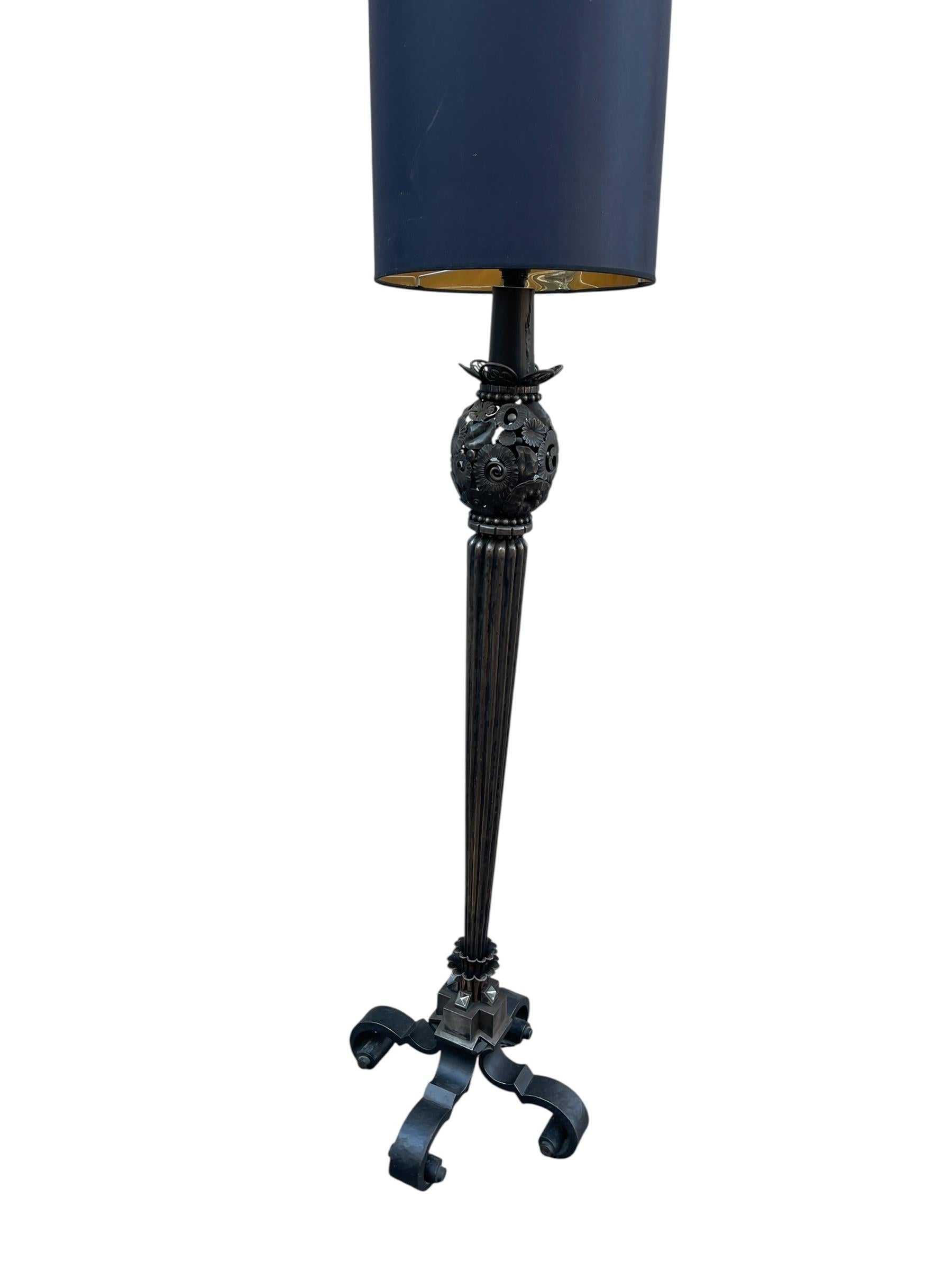 Lámpara de pie Art Déco de hierro forjado de 1930 de Louis Katona en venta 2