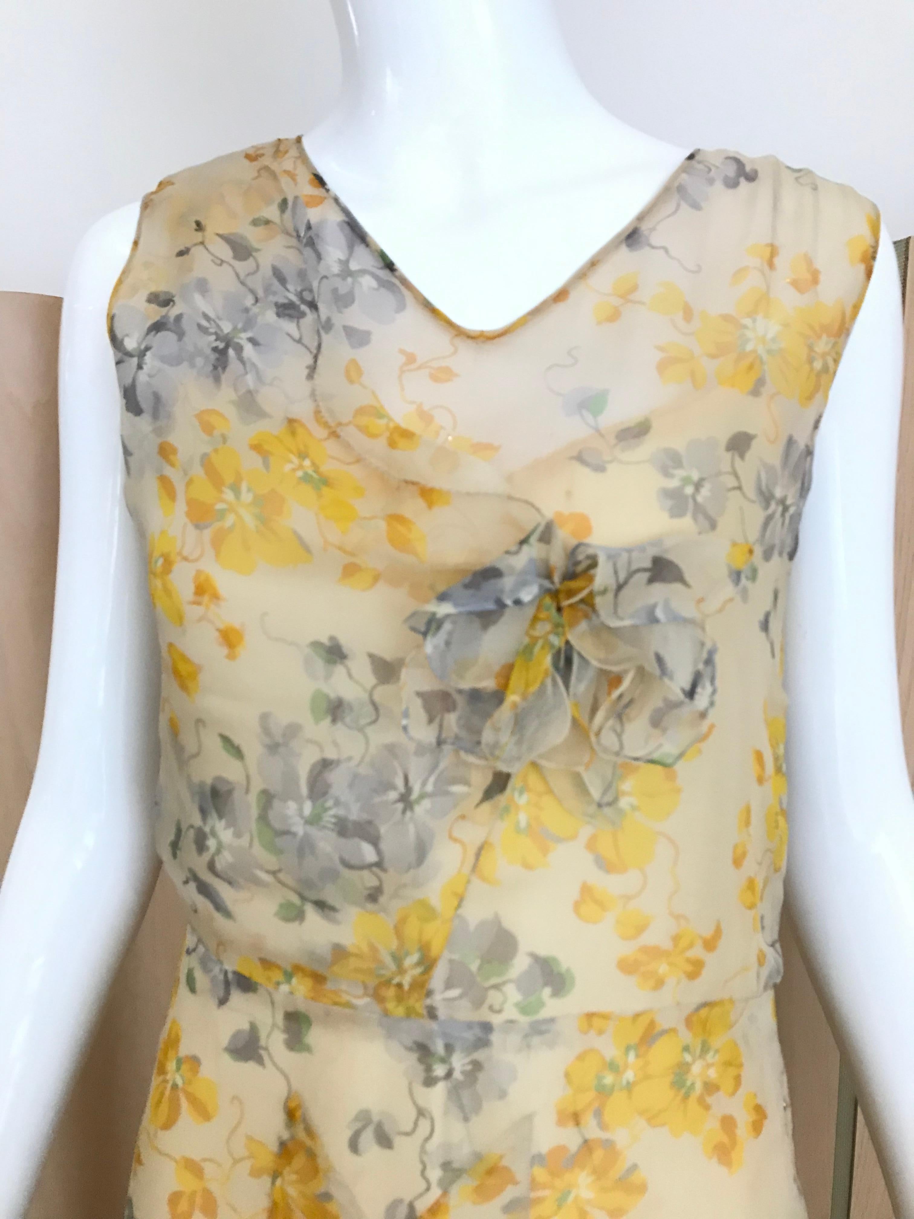 Beautiful silk chiffon 1930s sleeveless floral print dress in light yellow and grey print.
Size: 4