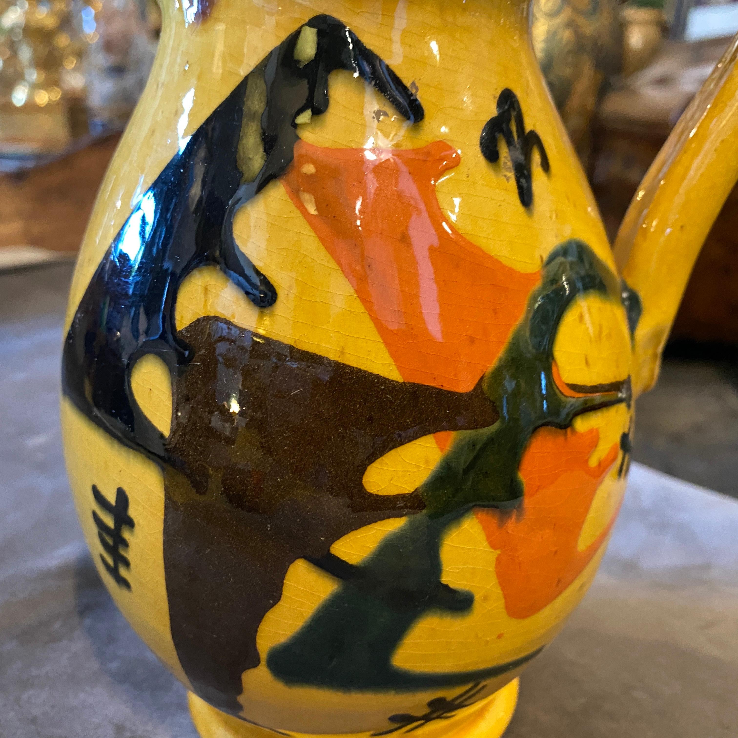 An hand-painted Italian pitcher with futurist decorations in good conditions, it's signed in a side.