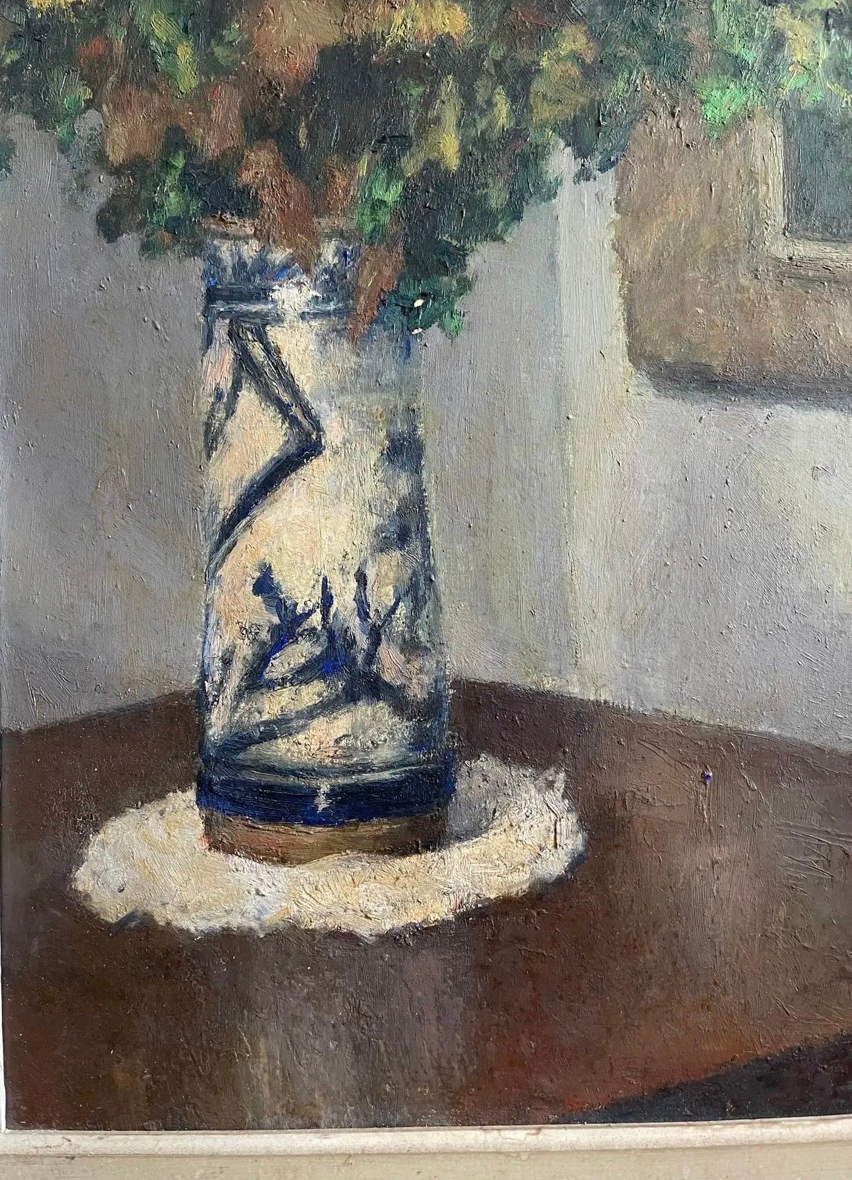 Peinture le bouquet de marguerites jaunes signée Martin-sauvaigo France 1930 peinture à l'huile sur panneau sur bois.
Bouquet de marguerites jaunes et de feuilles de chêne dans un vase chinois en céramique bleu et blanc sur une table.
En
