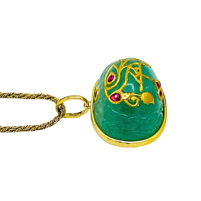 Women's or Men's 1930’s Yellow Gold, Carved Emerald and Ruby Pendant Chain Necklace For Sale