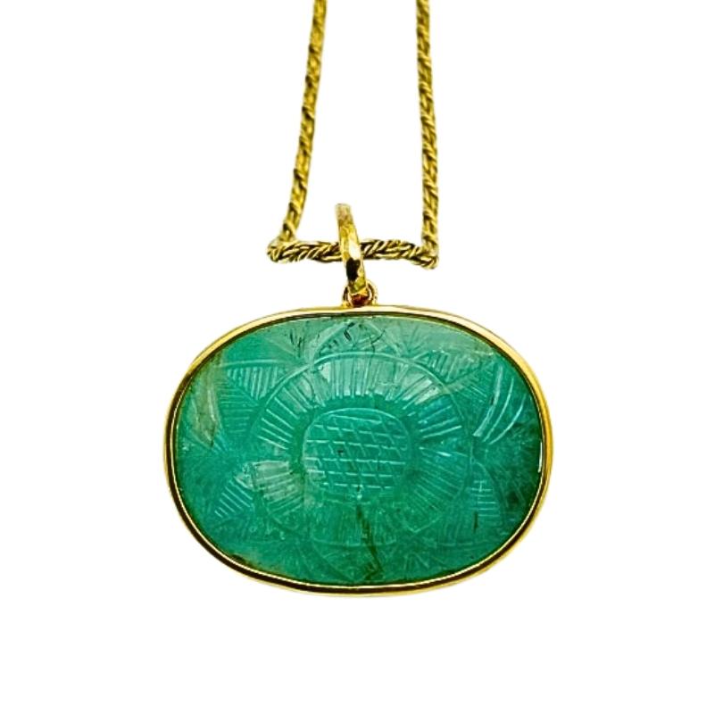 1930’s Yellow Gold, Carved Emerald and Ruby Pendant Chain Necklace For Sale 2