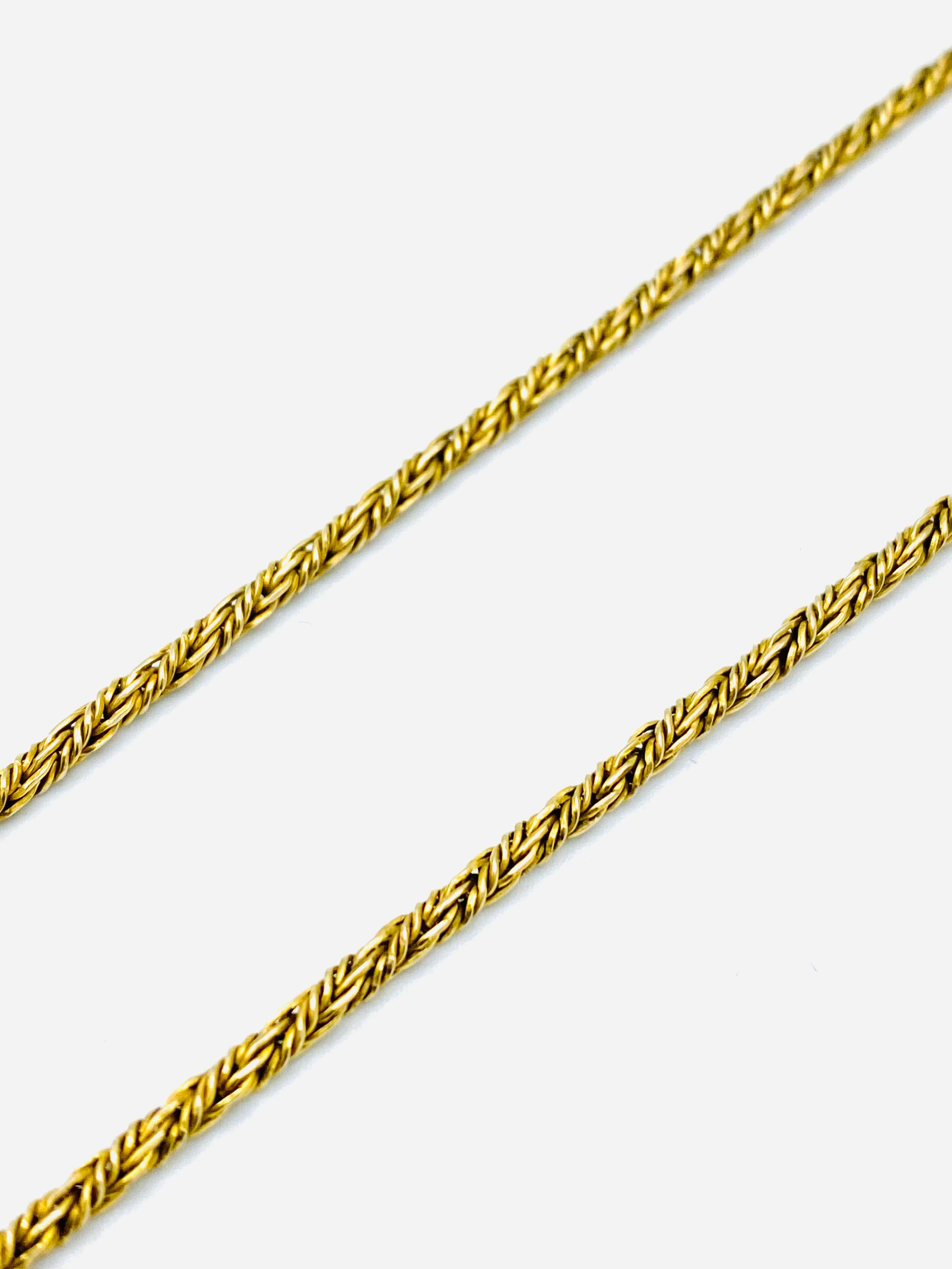 Collana a catena in oro giallo, smeraldo e rubino intagliato del 1930 In condizioni ottime in vendita a Beverly Hills, CA