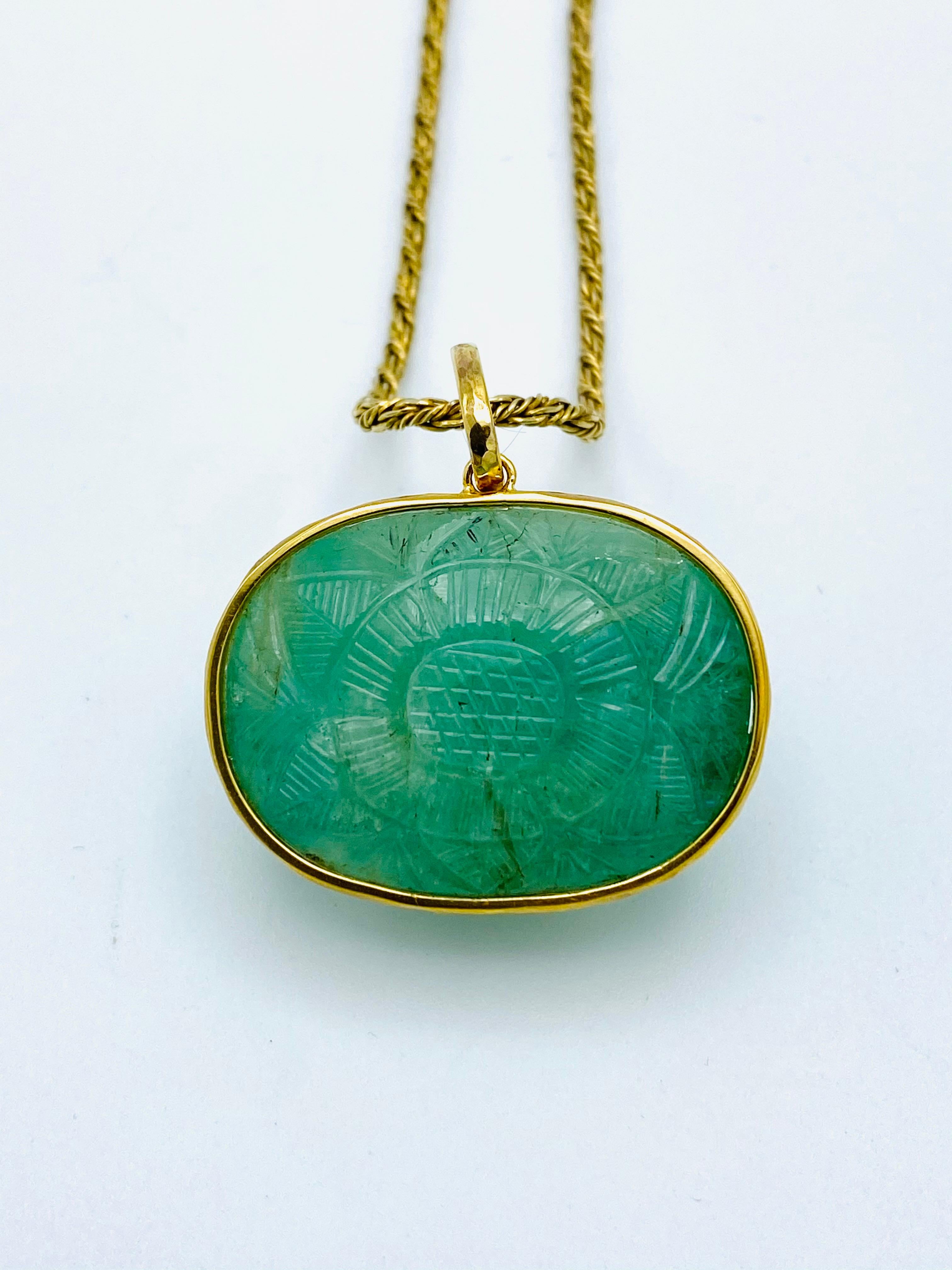Oval Cut 1930’s Yellow Gold, Carved Emerald and Ruby Pendant Chain Necklace For Sale