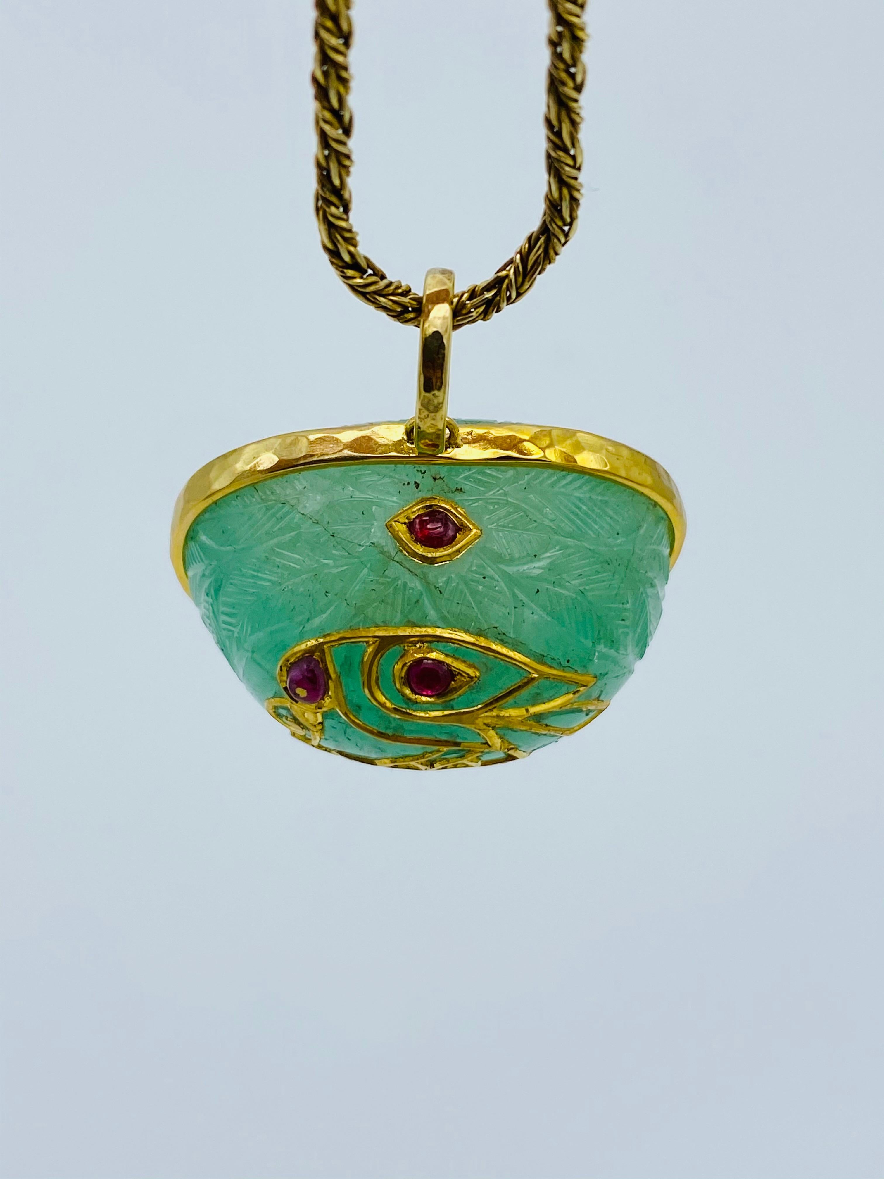 Collana a catena in oro giallo, smeraldo e rubino intagliato del 1930 in vendita 2