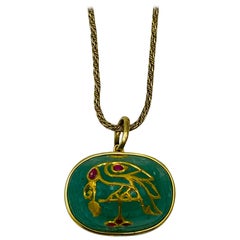 Chaîne collier à pendentif en or jaune des années 1930, émeraudes sculptées et rubis