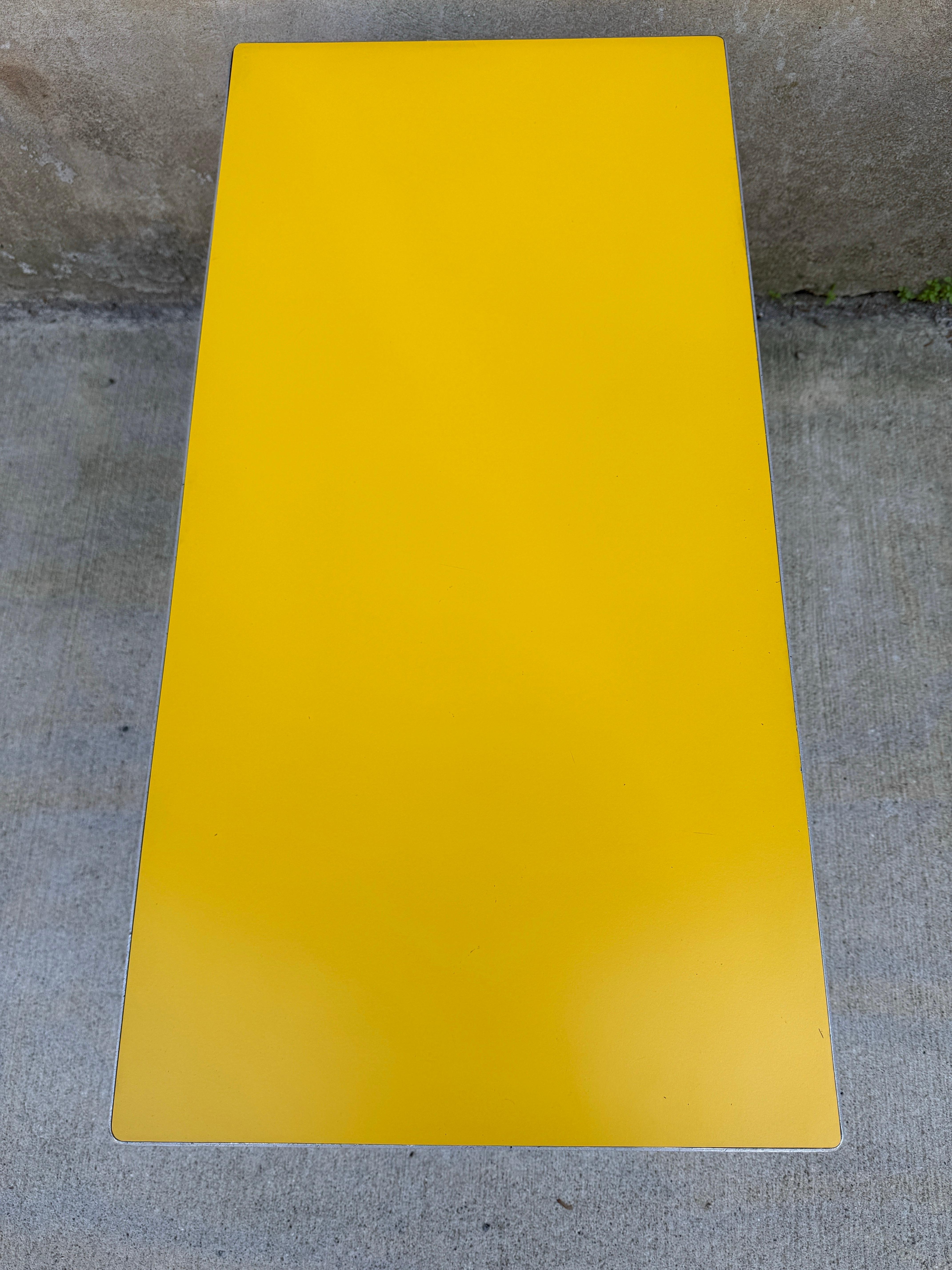 Table basse Warren McArthur jaune des années 1930 en vente 4