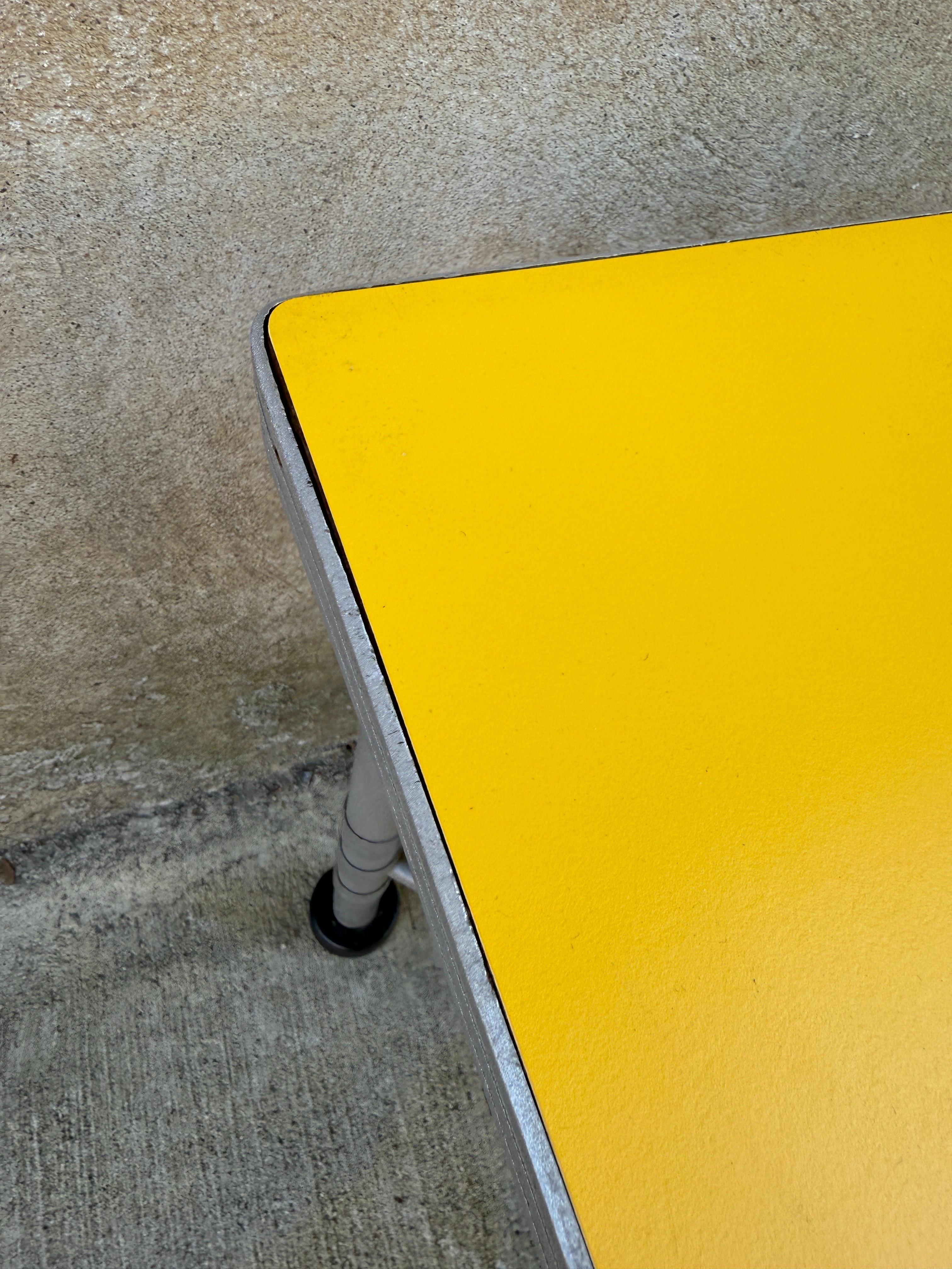 Table basse Warren McArthur jaune des années 1930 en vente 6