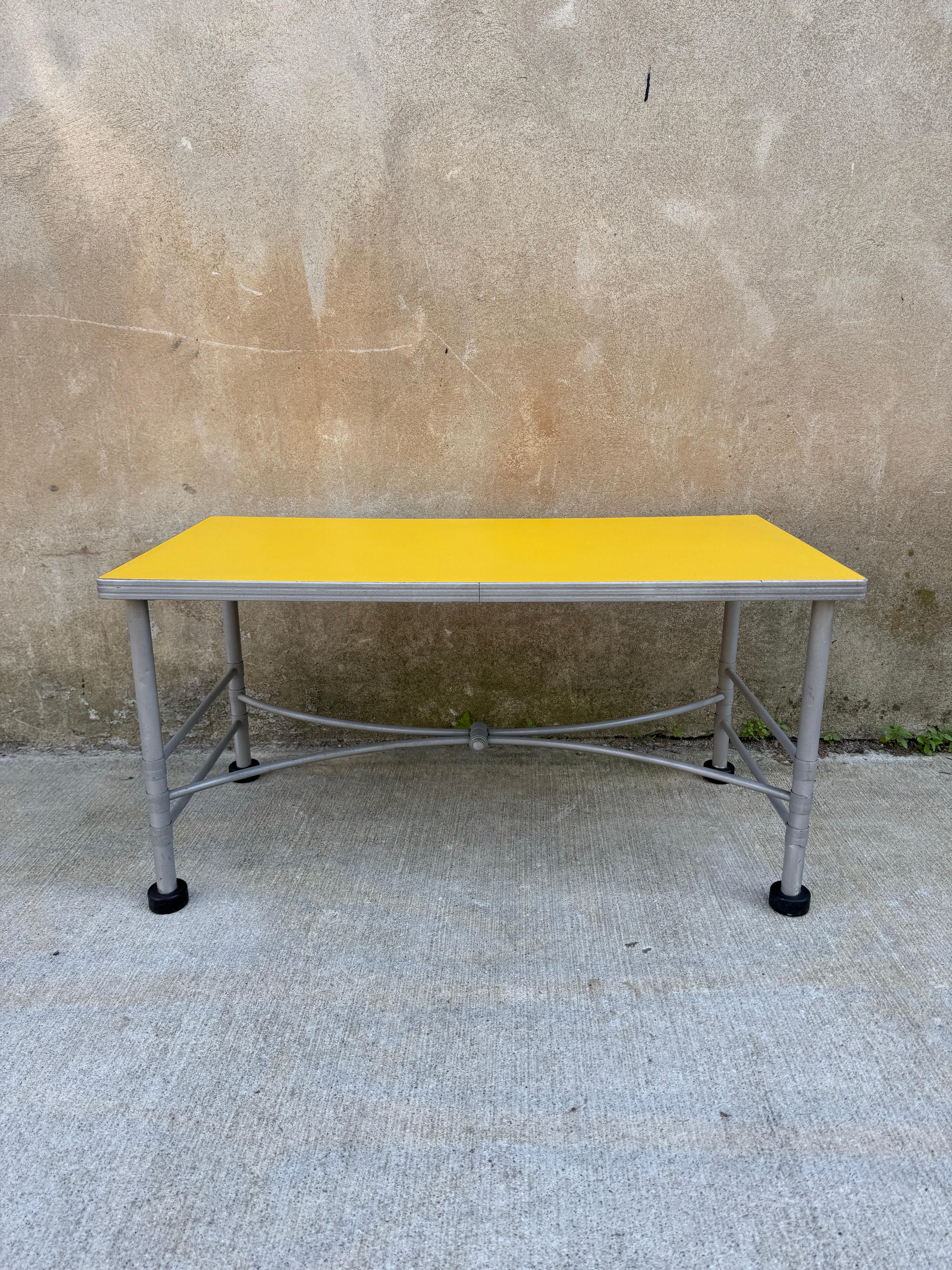 Superbe plateau jaune sur cette très rare table basse Warren McArthur des années 1930.  La base en métal a une finition mate, et il faut s'attendre à une usure mineure à modérée de la partie supérieure et du cadre.  Très bonne présentation, voir les
