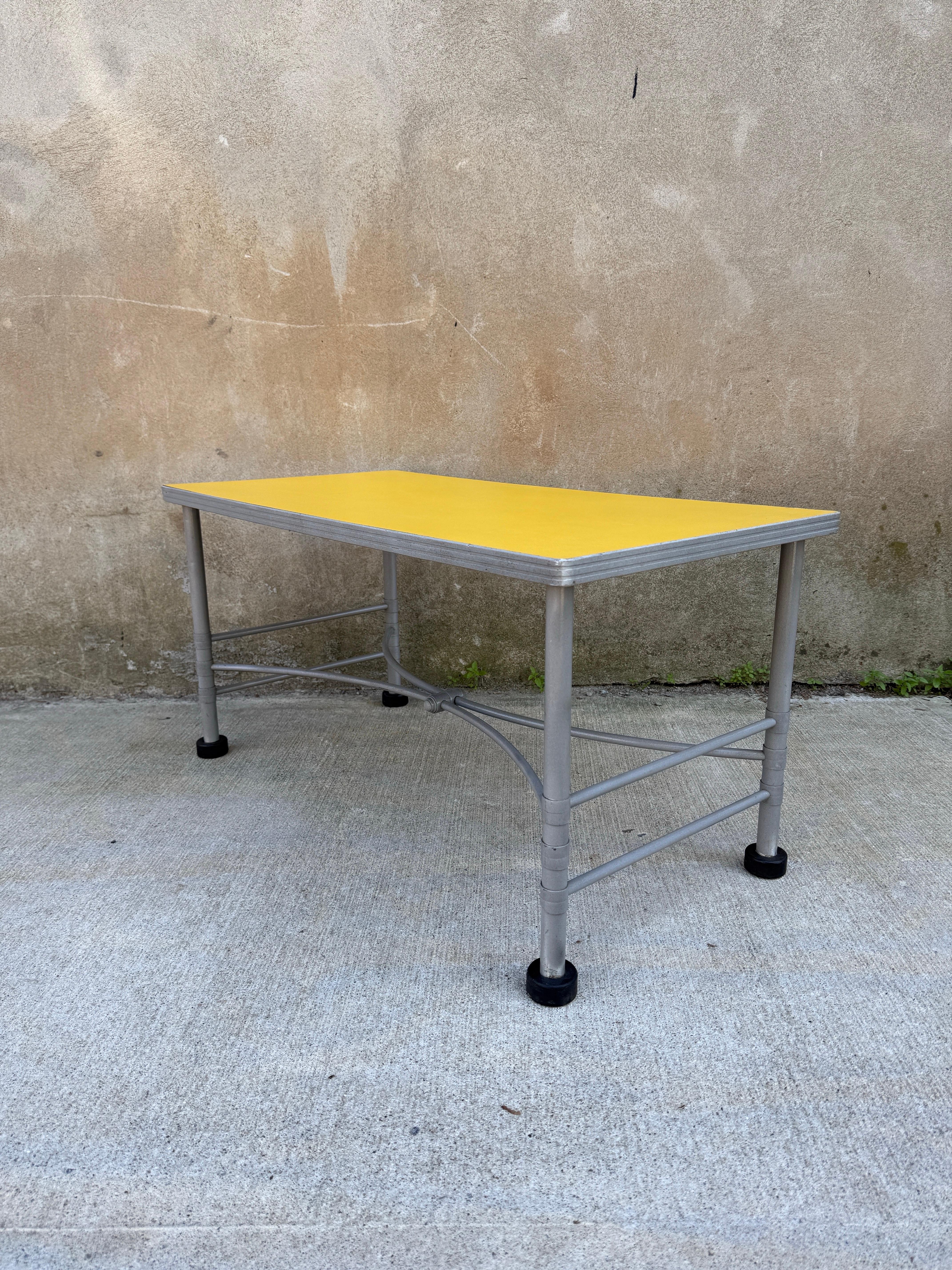 Art déco Table basse Warren McArthur jaune des années 1930 en vente